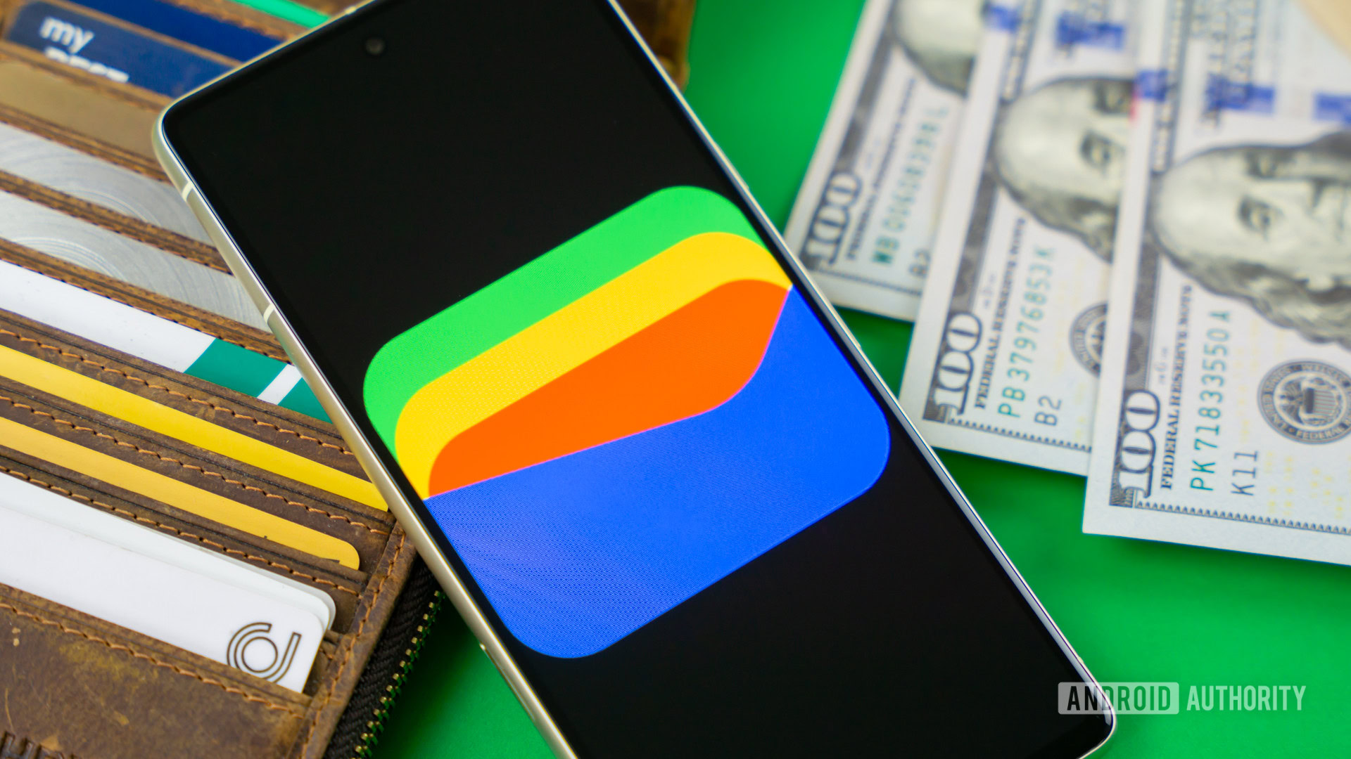 Logotipo do Google Wallet no smartphone ao lado dos cartões de crédito e da foto do banco de dinheiro 11 Logotipo do Google Wallet no smartphone ao lado dos cartões de crédito e da foto do banco de dinheiro 11