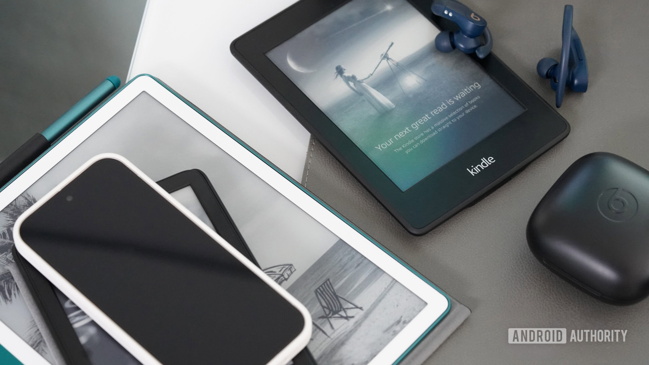 Uma variedade de dispositivos Kindle repousa em uma pilha.