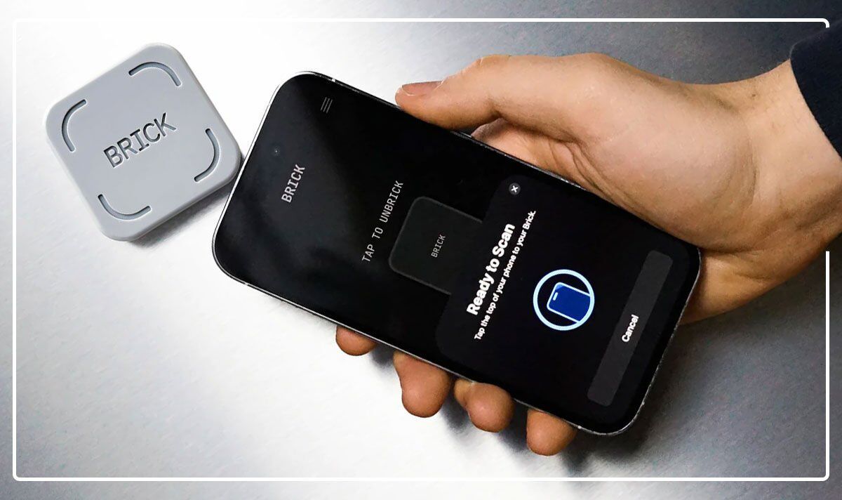 O dispositivo de tijolos e um iPhone com o aplicativo