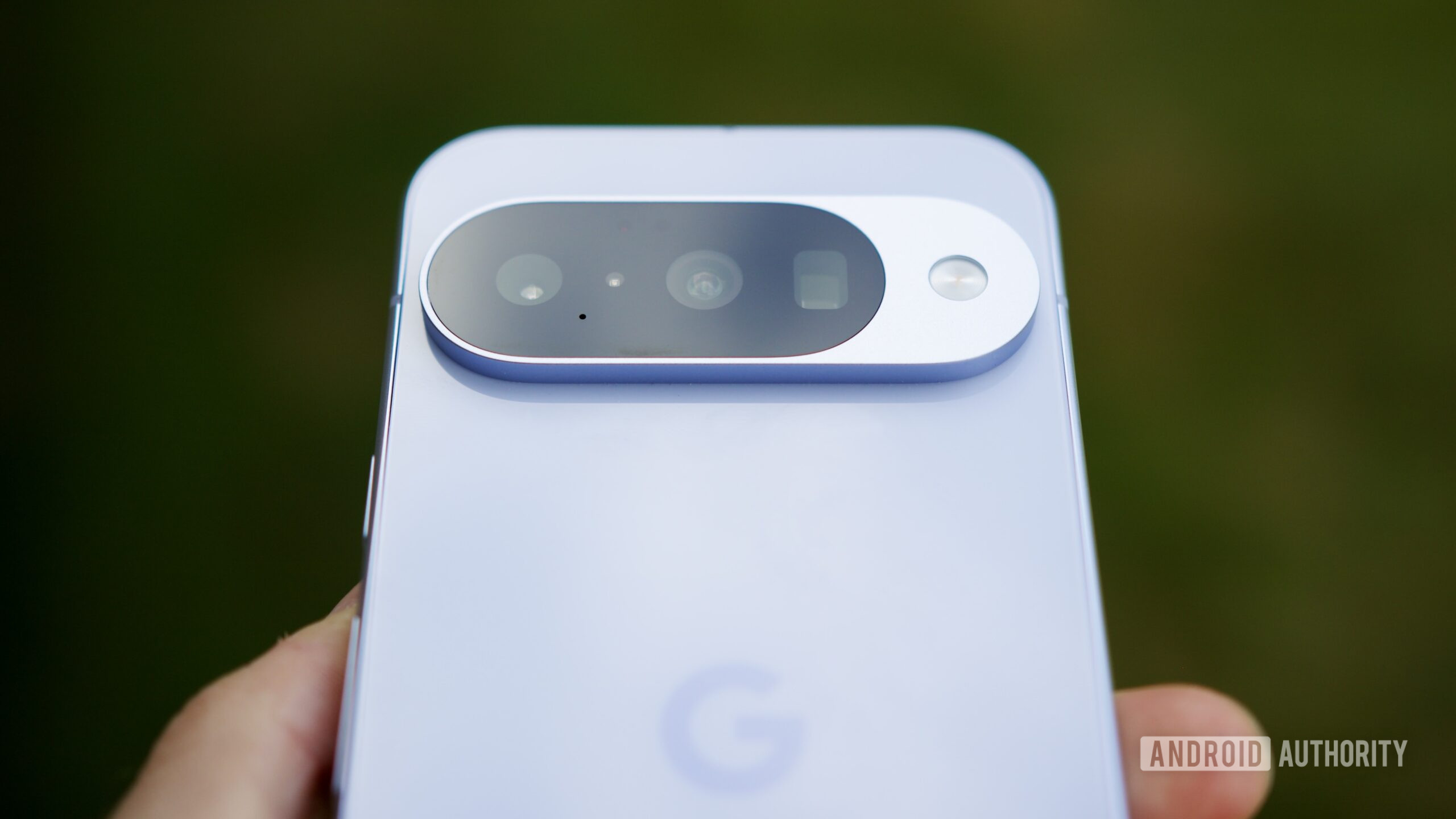 Google Pixel 10 Câmera Close Up 2 Uma foto em close mostra o sensor da câmera no pixel 10, incluindo sua câmera telefoto.