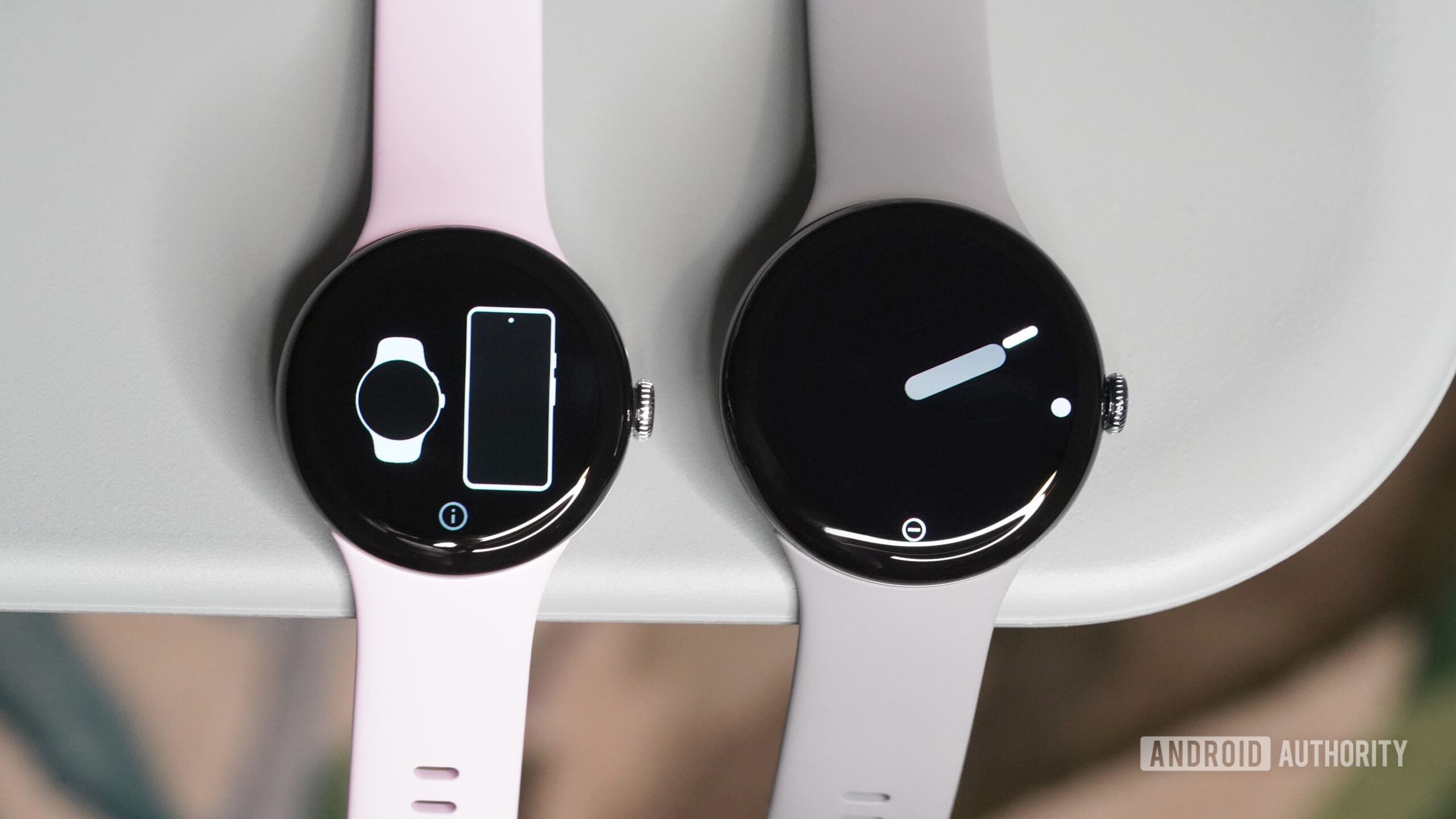 Pixel Watch 3 tamanhos Um relógio de pixel de 41 mm 3 repousa ao lado de um modelo de 45 mm.