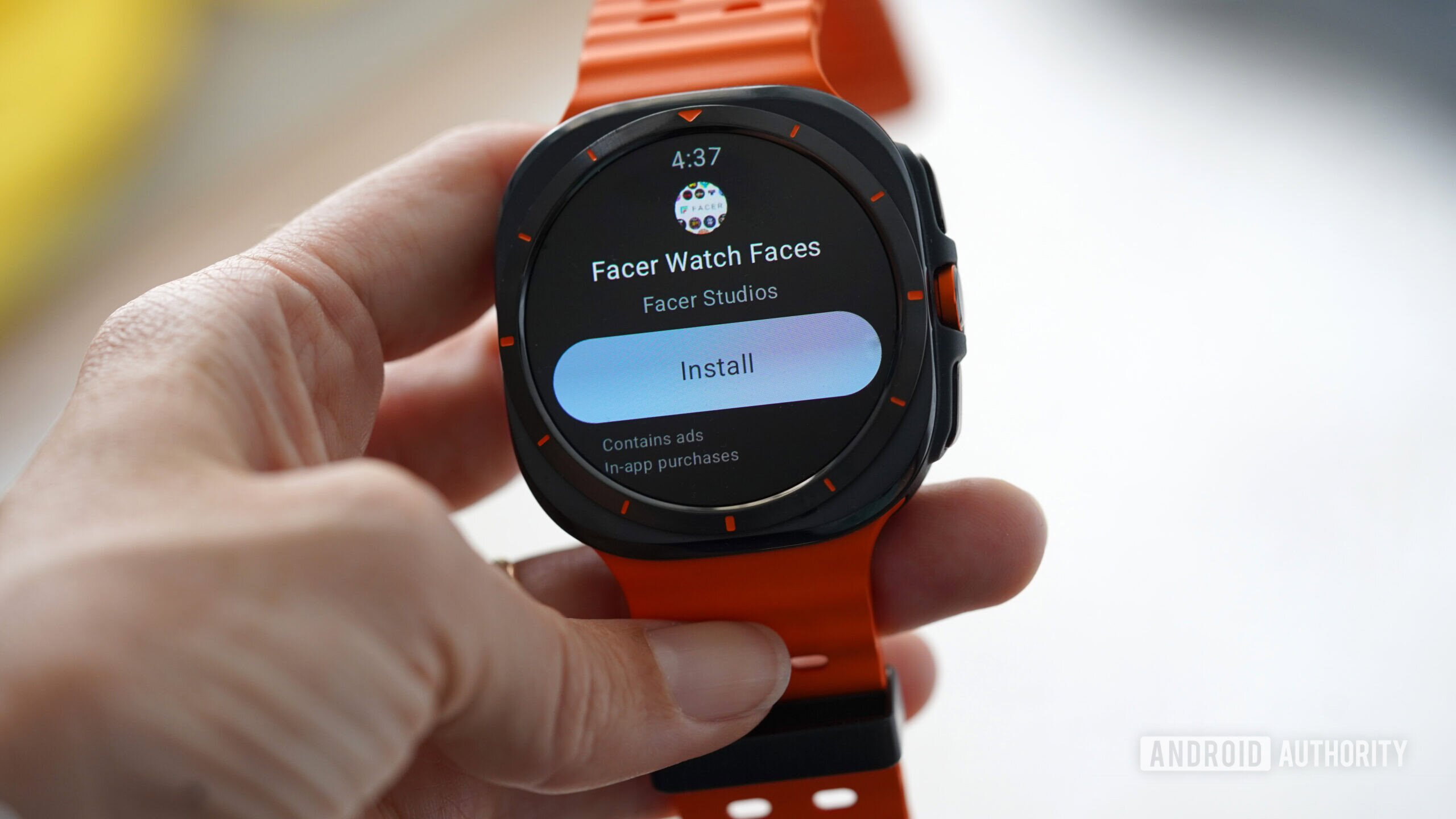 Um usuário instala o aplicativo Facer em seu Galaxy Watch Ultra.