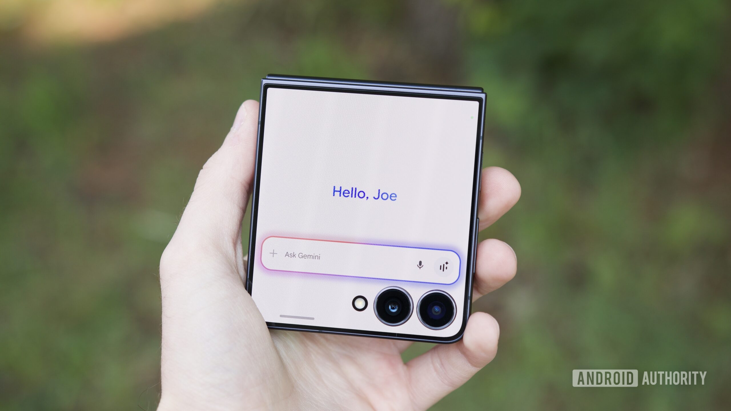Aplicativo Gemini em execução na tela de capa Galaxy Z Flip 7.