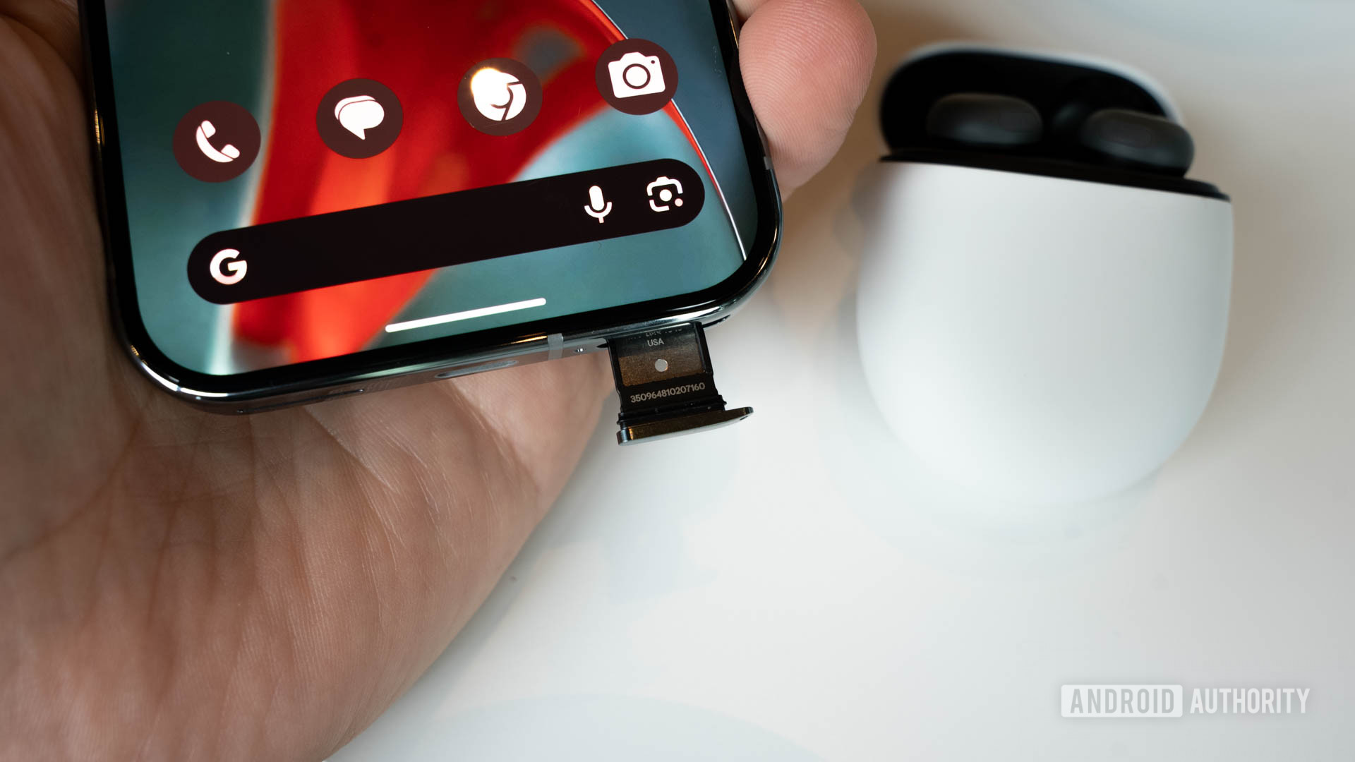 Google Pixel 9 Pro com sua bandeja SIM saindo um pouco