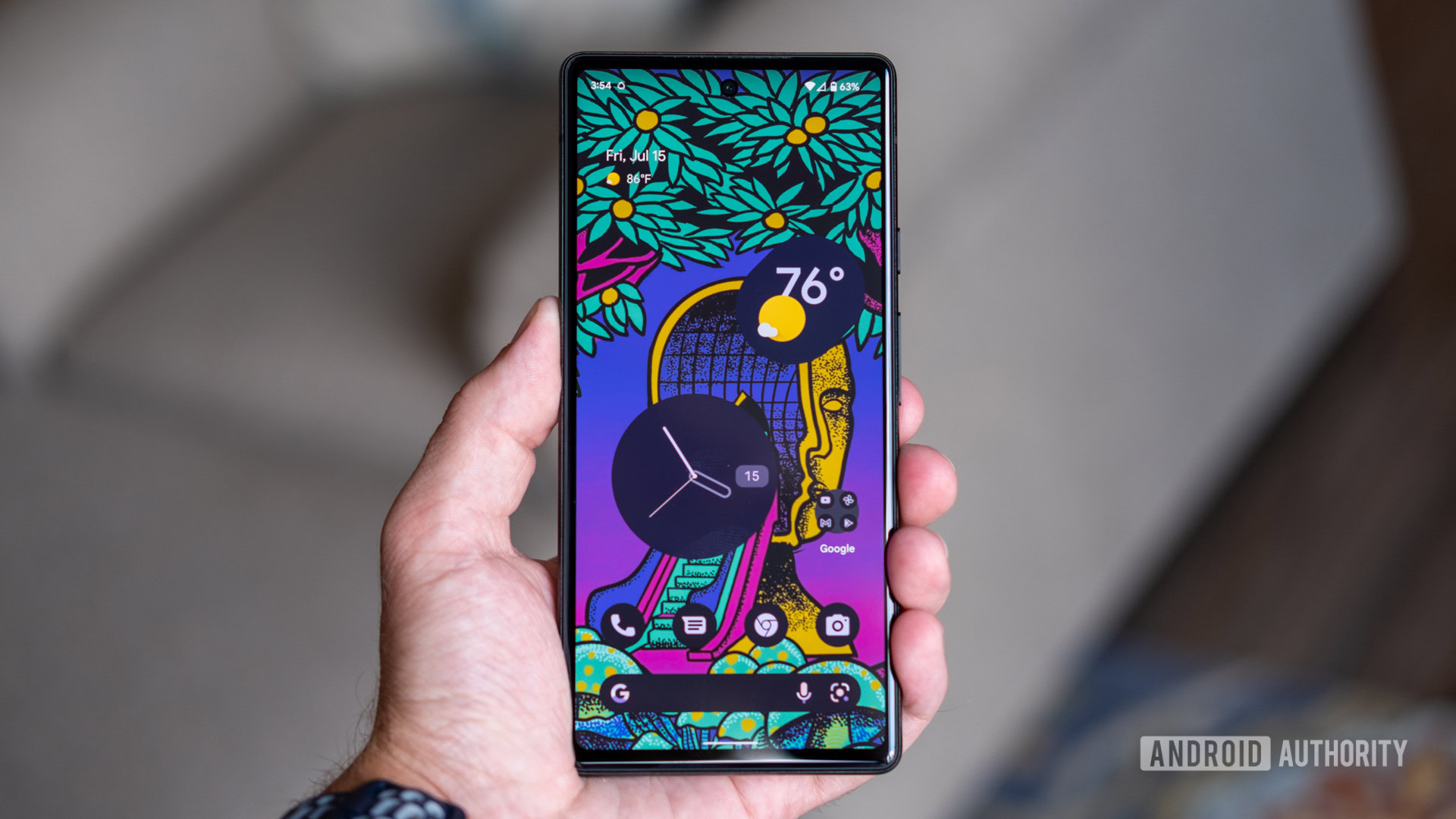 Exibição do Google Pixel 6A na mão Exibição do Google Pixel 6A na mão