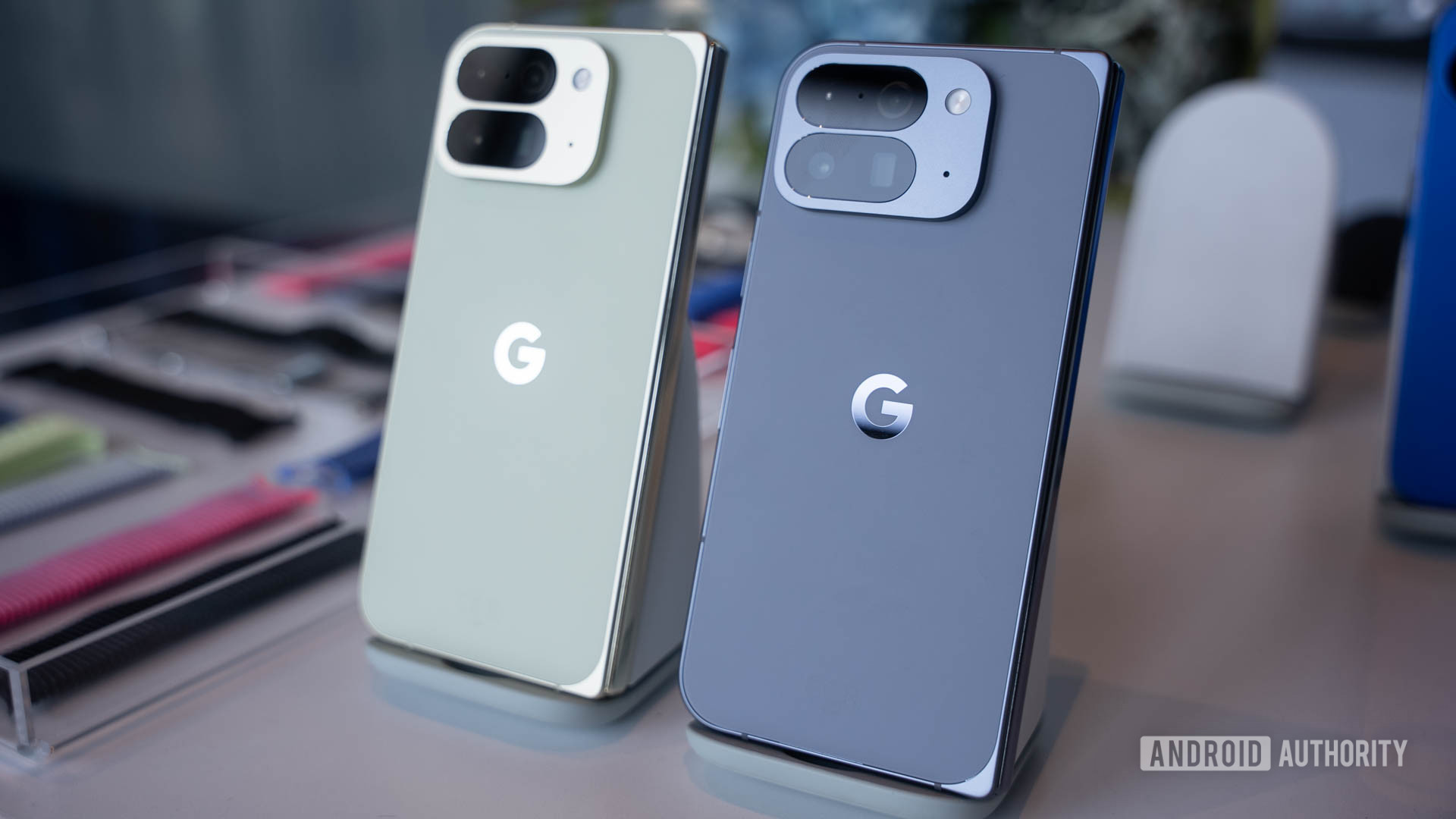 Google Pixel 10 Pro Fold em Jade ao lado do Google Pixel 10 Pro Dold em Moonstone em Stands Google Pixel 10 Pro Fold em Jade ao lado do Google Pixel 10 Pro Dold em Moonstone em Stands