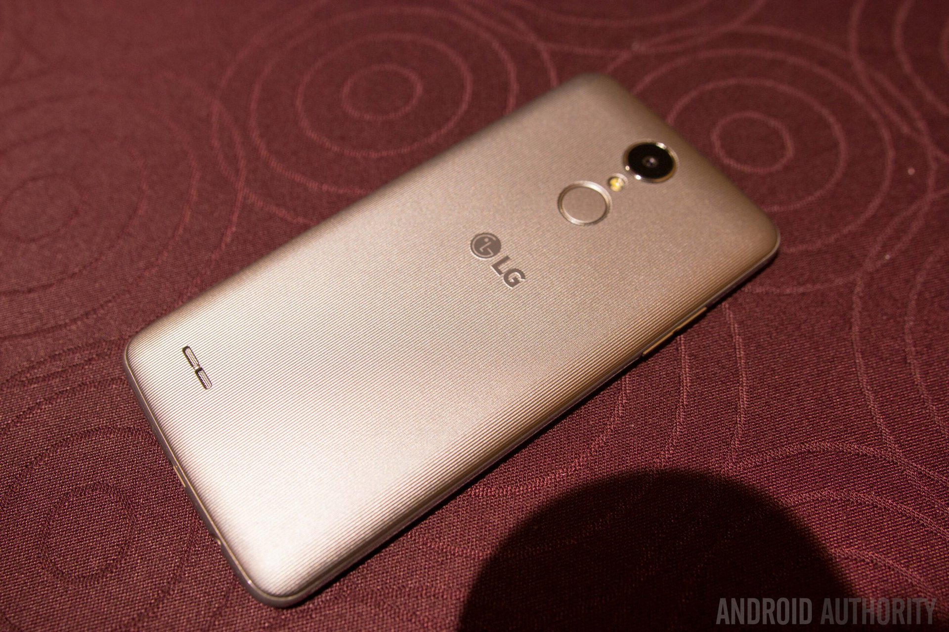 LG K8 Hands On-2 O LG K8 pegou fogo enquanto cobrava.