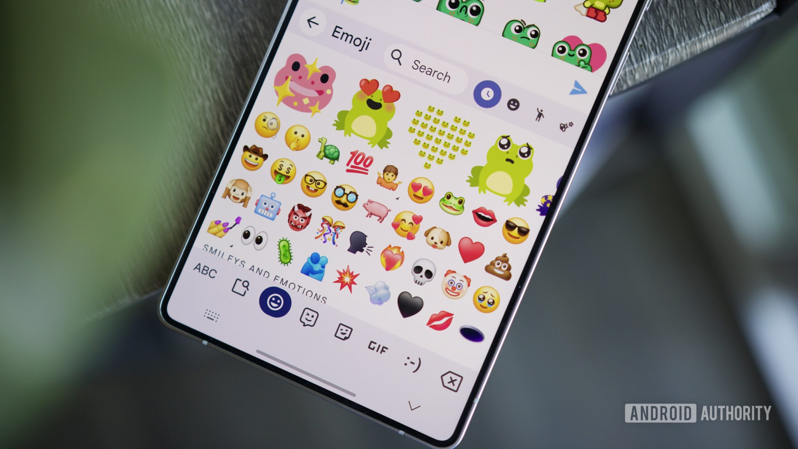 Herói de sapos emoji de cozinha Cozinha emoji em um telefone Android.
