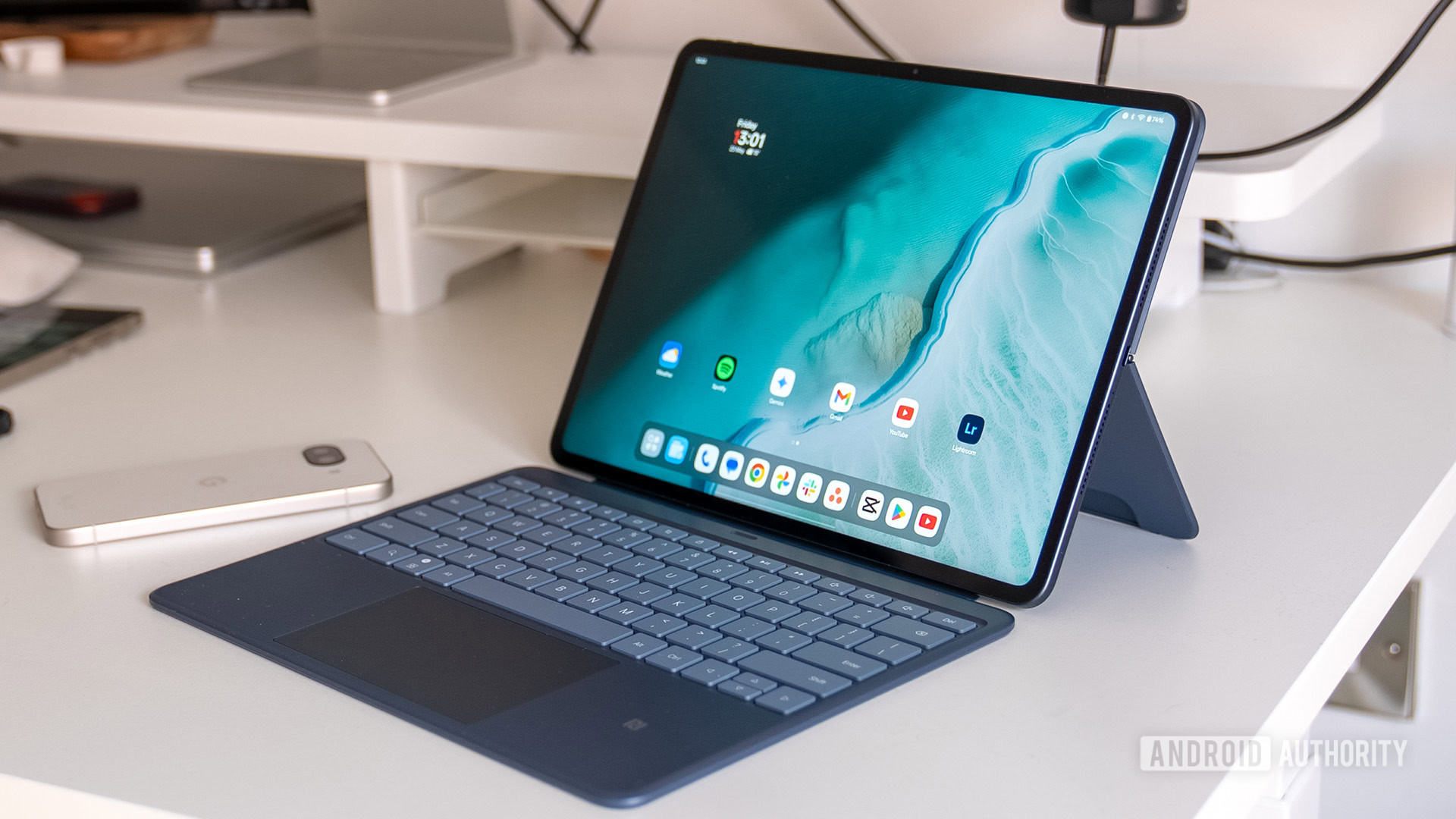 OnePlus Pad 3 com teclado na mesa