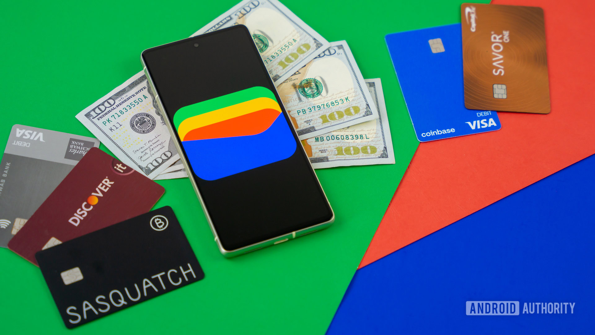 Logotipo do Google Wallet no smartphone ao lado de cartões de crédito e dinheiro de stock 7