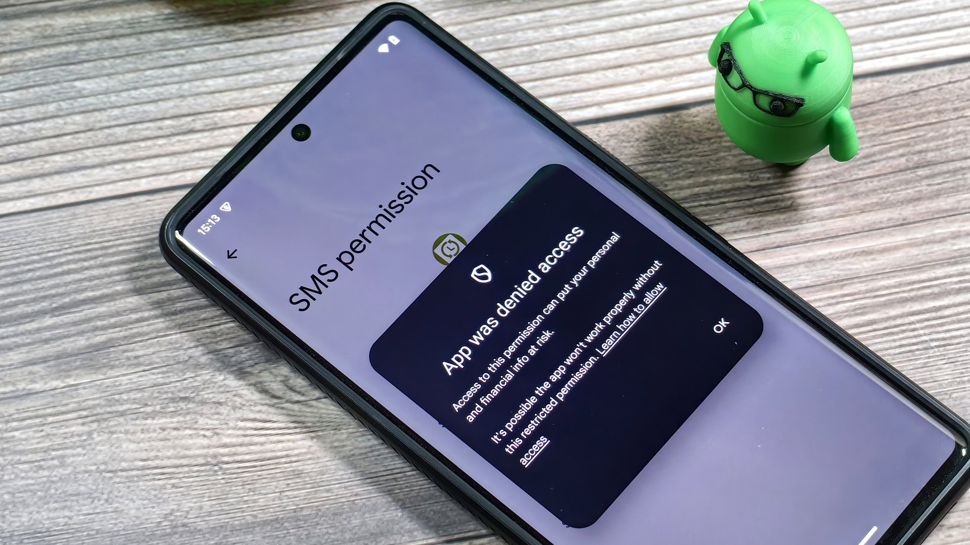 Uma foto de um Pixel 7 Pro com a caixa de diálogo de configurações restritas mostrando