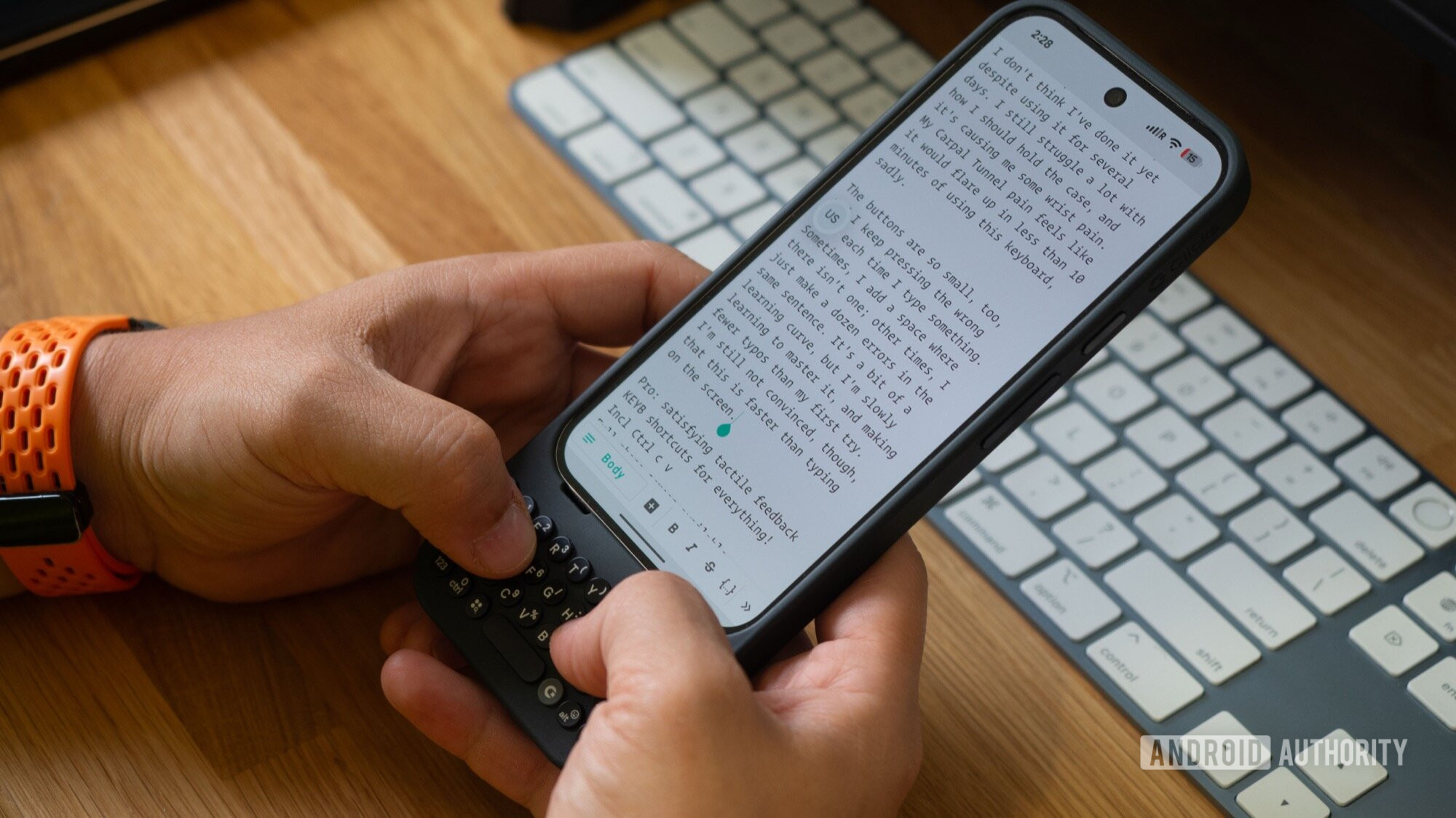 Clique no teclado Pixel 9 Pro tipando na mão 1 Clique no teclado Pixel 9 Pro tipando na mão 1