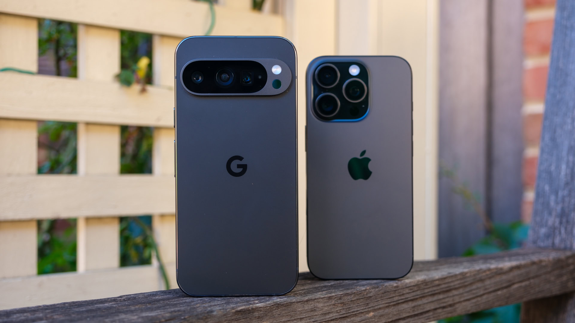iPhone 16 Pro ao lado do Pixel 9 Pro iPhone 16 Pro ao lado do Pixel 9 Pro