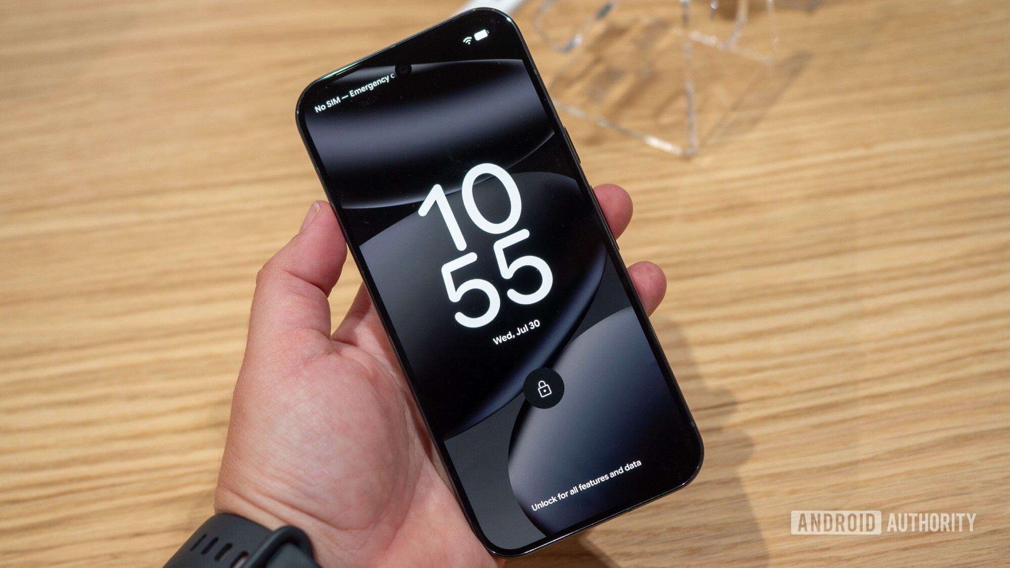 Google Pixel 10 Pro Obsidian in Hand Display LockScreen Google Pixel 10 Pro Obsidian in Hand Display LockScreen