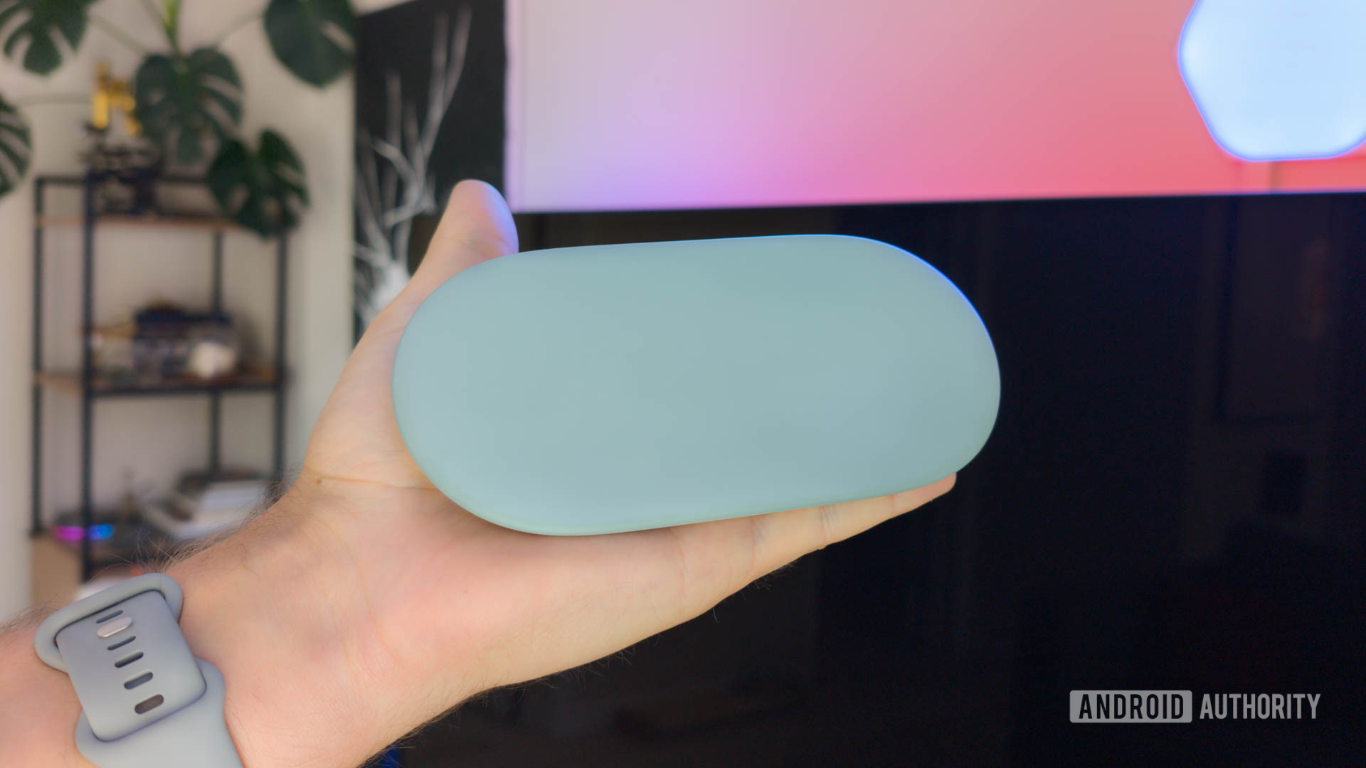 Streamer do Google TV em mãos mostrando tamanho Streamer do Google TV em mãos mostrando tamanho