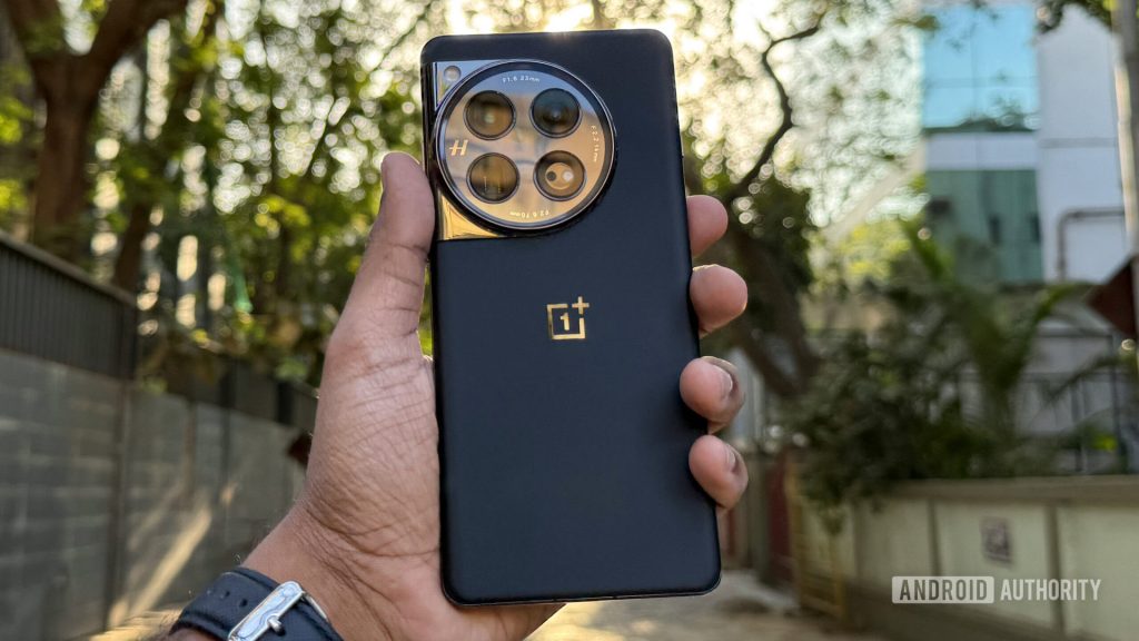 O superblack do OnePlus 15 pode ser a cor preta mais preta que vimos em um telefone