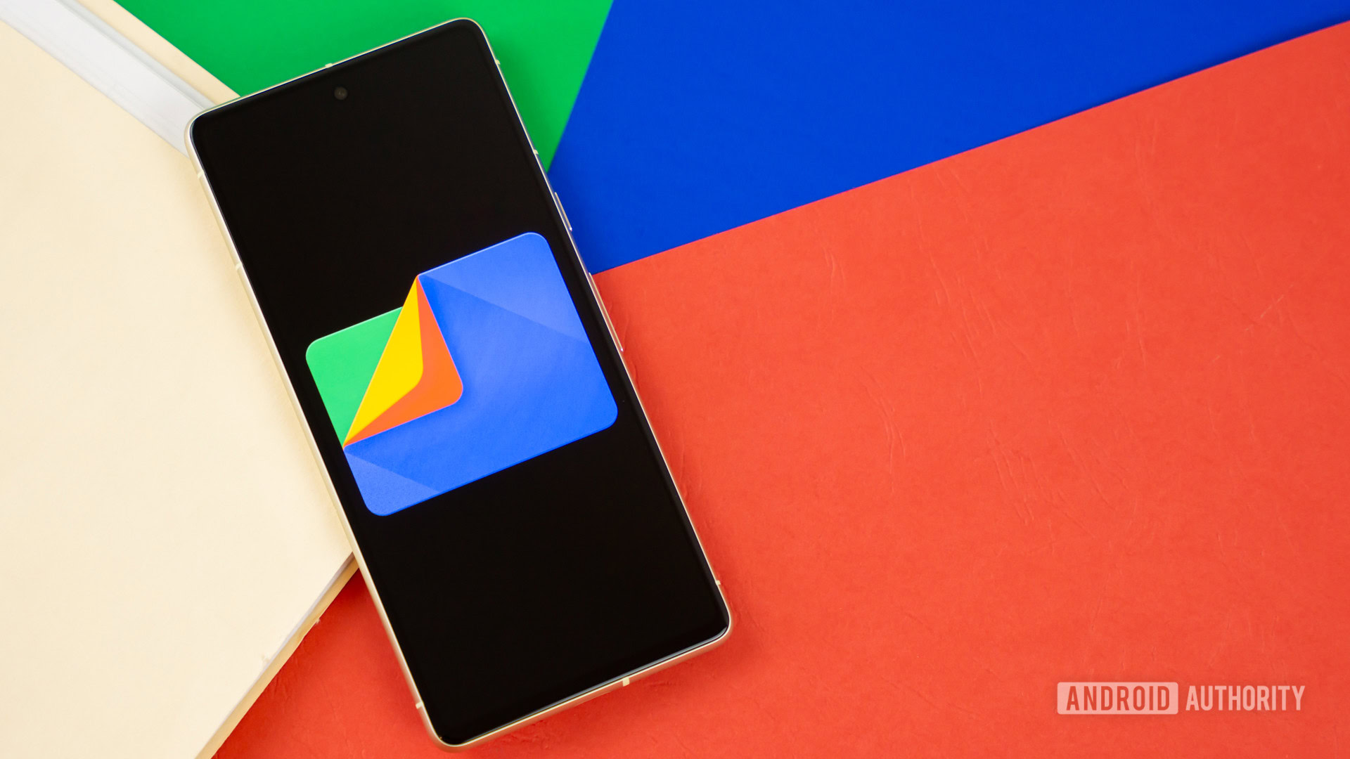 Logotipo do aplicativo do Google Arquivos no smartphone com pasta Manila e fundo colorido de estoque 3