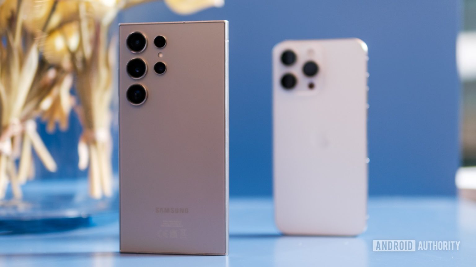 Os mais recentes trolls de anúncios ‘sem camisa’ da Samsung por falta de IA e uma dobra