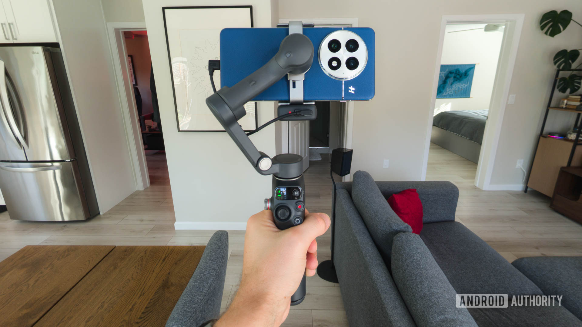 DJI OSMO Mobile 7p na mão com o OnePlus 13 anexado DJI OSMO Mobile 7p na mão com o OnePlus 13 anexado