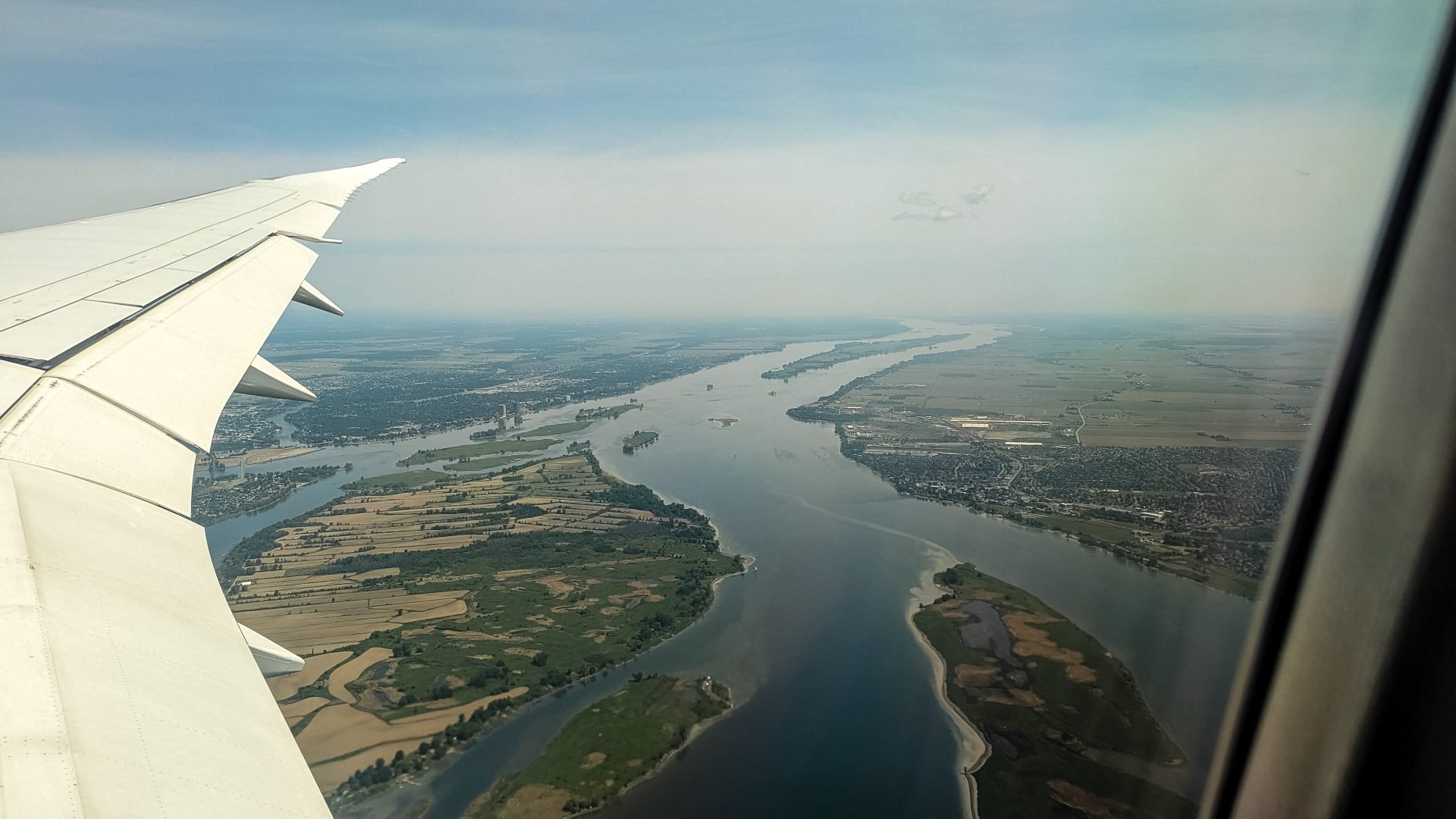 - Quando reservar voos, hotéis e mais: seu guia completo de planejamento de viagens   Abordagem de aterrissagem em Montreal, Canadá.