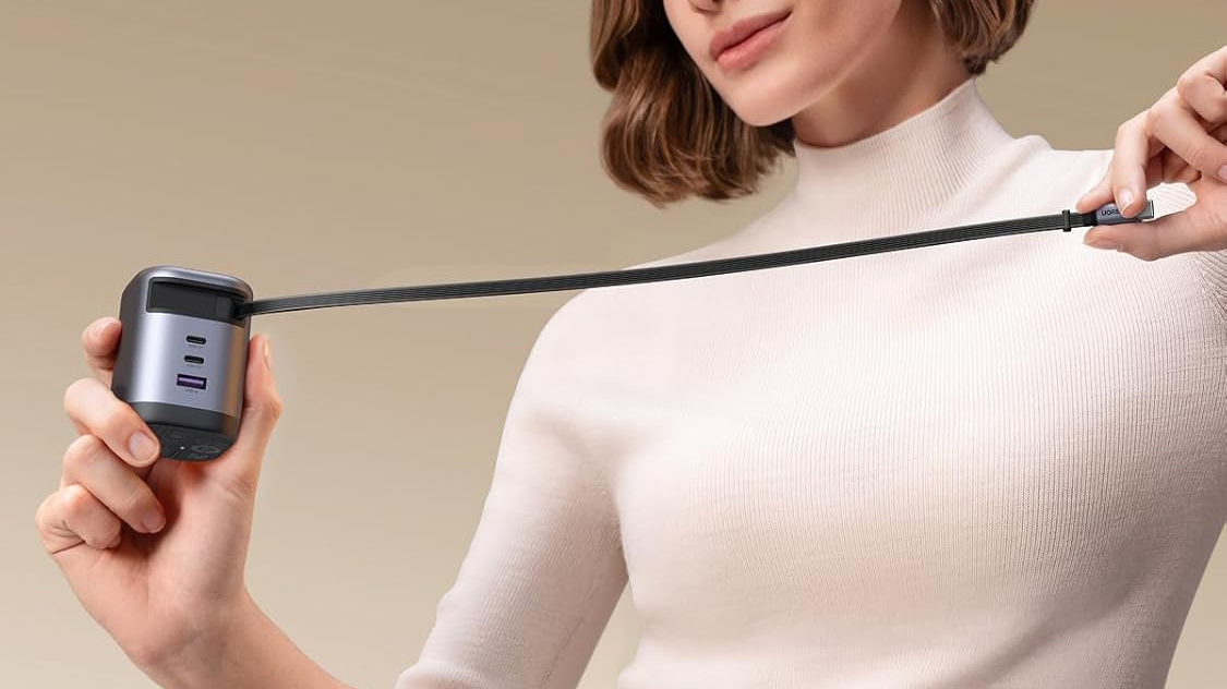 Mulher segurando Ugreen 100w 4 em 1 gan USB C carregador com cabo retrátil Mulher segurando Ugreen 100w 4 em 1 gan USB C carregador com cabo retrátil