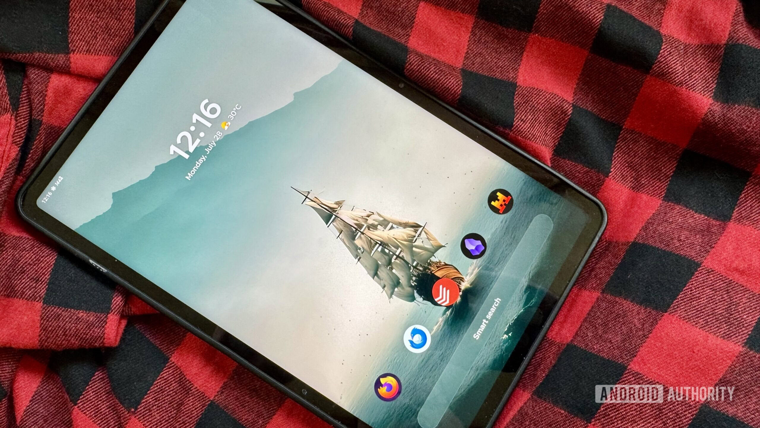 Hero do lançador Smart 6 Um tablet Android executando o Smart Launcher 6 em uma camisa de flanela vermelha e preta.