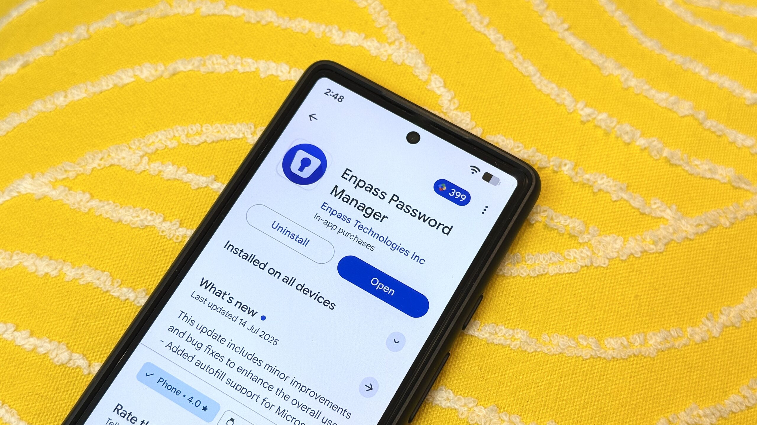 Envolva o gerenciador de senhas na Play Store Envolva o gerenciador de senhas na Play Store em um pixel contra um fundo amarelo
