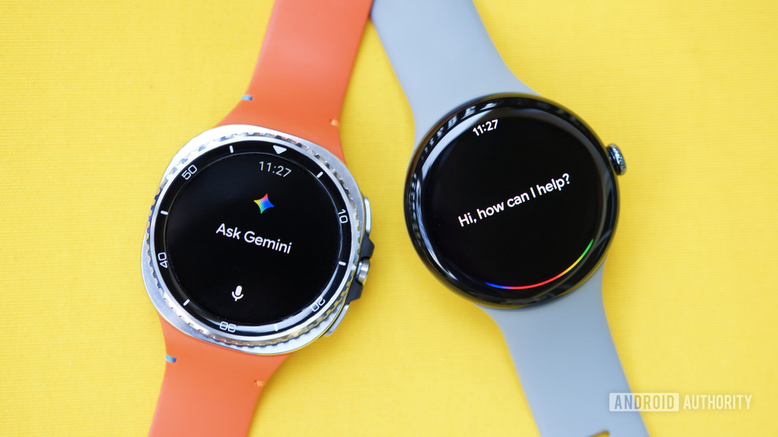Use OS Gemini vs Google Assistant 6 Dois Wear OS relógios próximos um do outro, um com Gêmeos e outro com o Google Assistant.