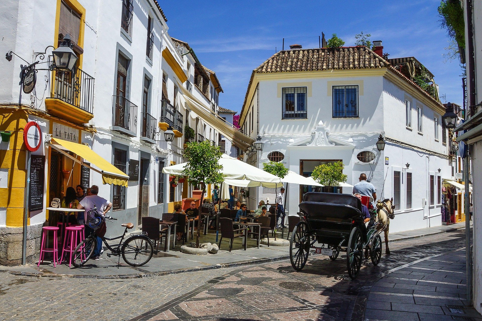 - Viajando pela Espanha? Fique online sem um sim local usando o ESIM Rua em Cordoba, Espanha.