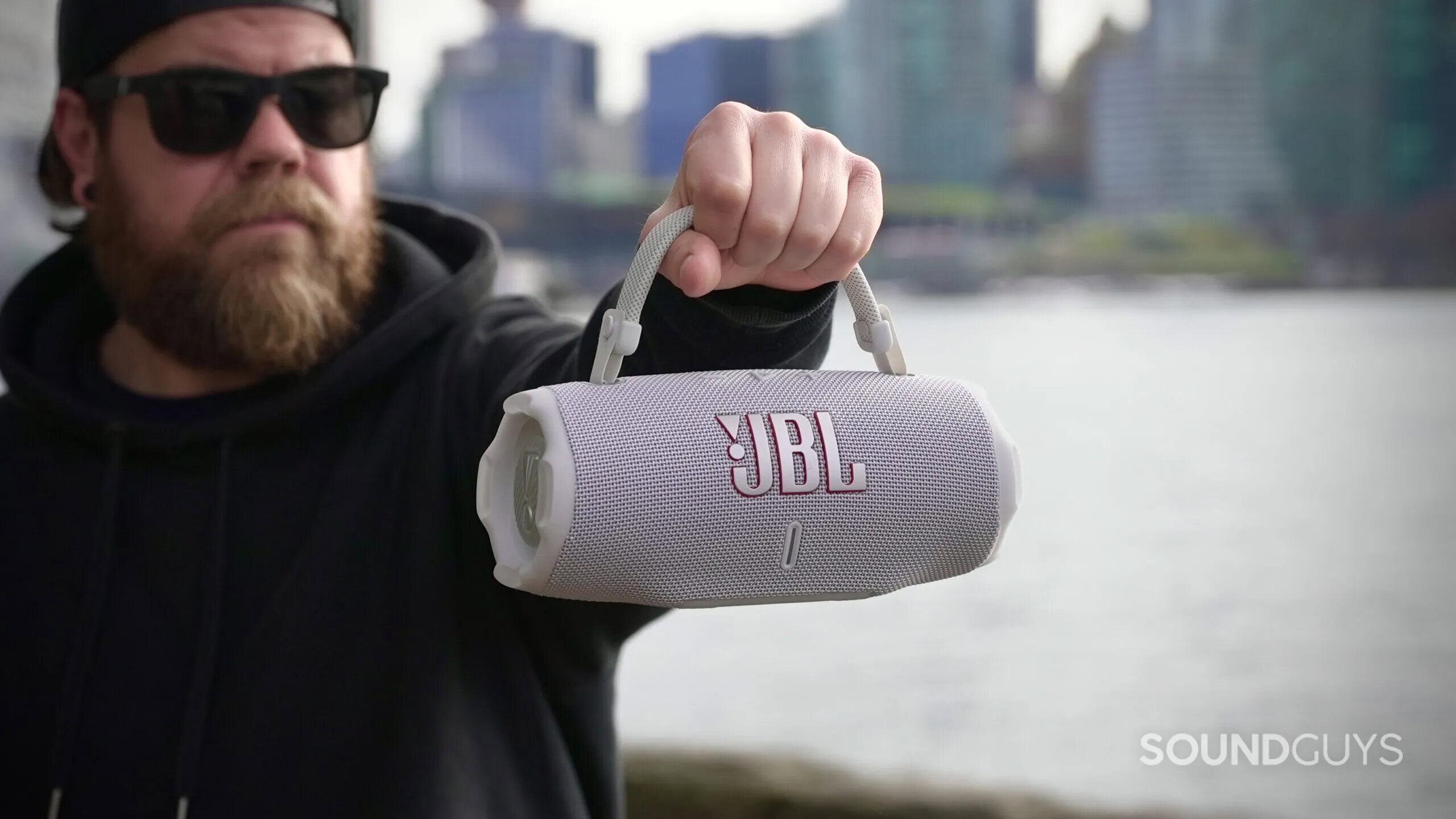 Dave Carr segurando JBL Charge 6 Orador Dave Carr segurando JBL Charge 6 Orador
