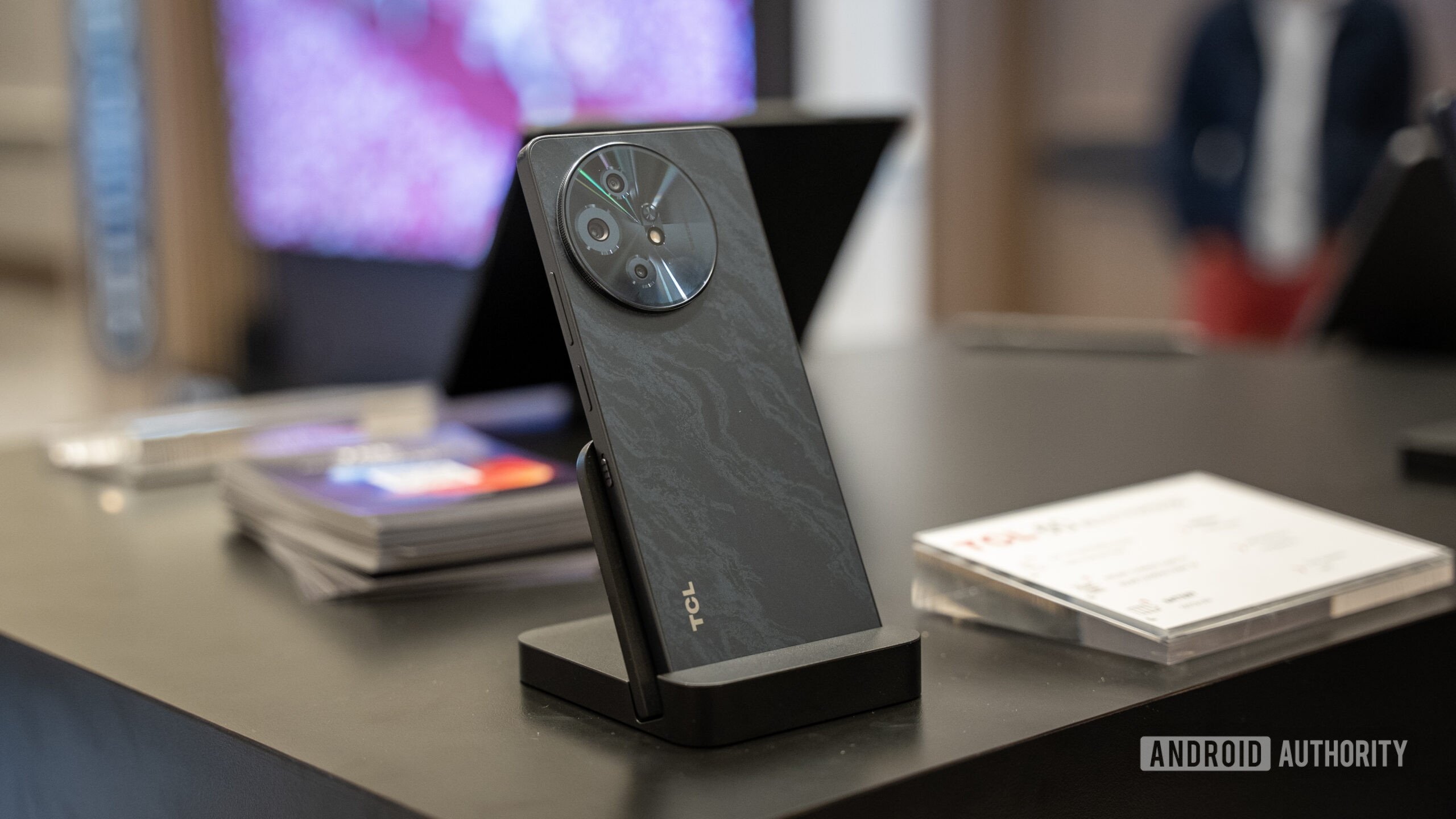 Tcl 60 xe nxtpaper 5g em pé em um suporte verticalmente