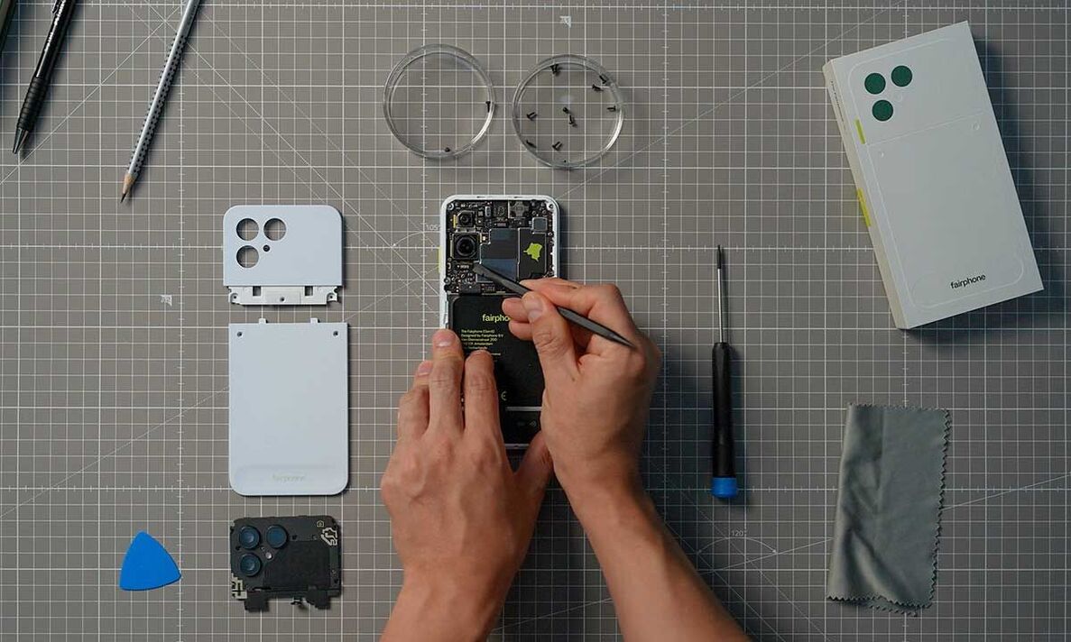 O Fairphone 6 sendo reparado O Fairphone 6 sendo reparado