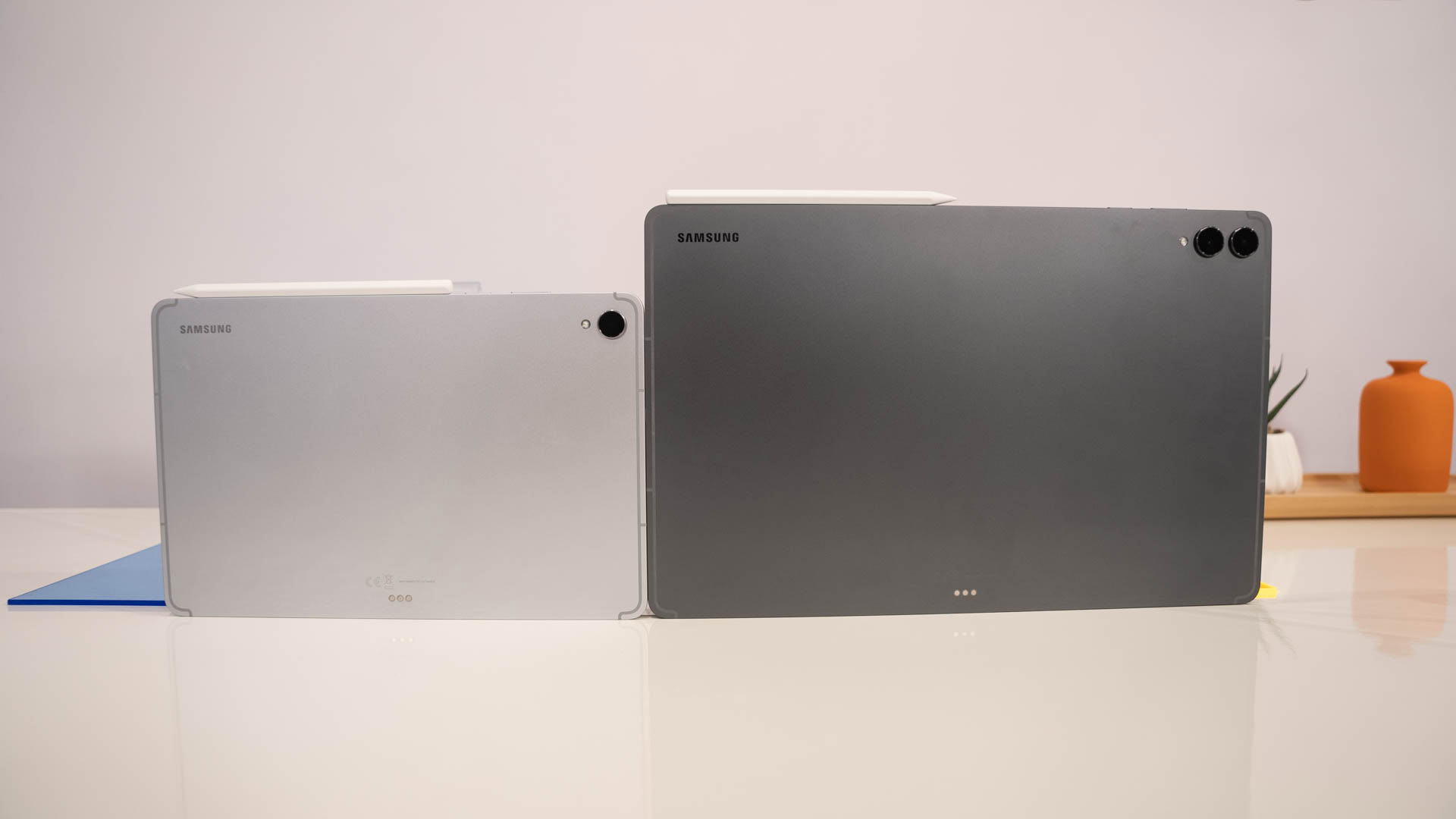 Samsung Galaxy Tab S11 ao lado do Galaxy Tab S11 Ultra Samsung Galaxy Tab S11 ao lado do Galaxy Tab S11 Ultra