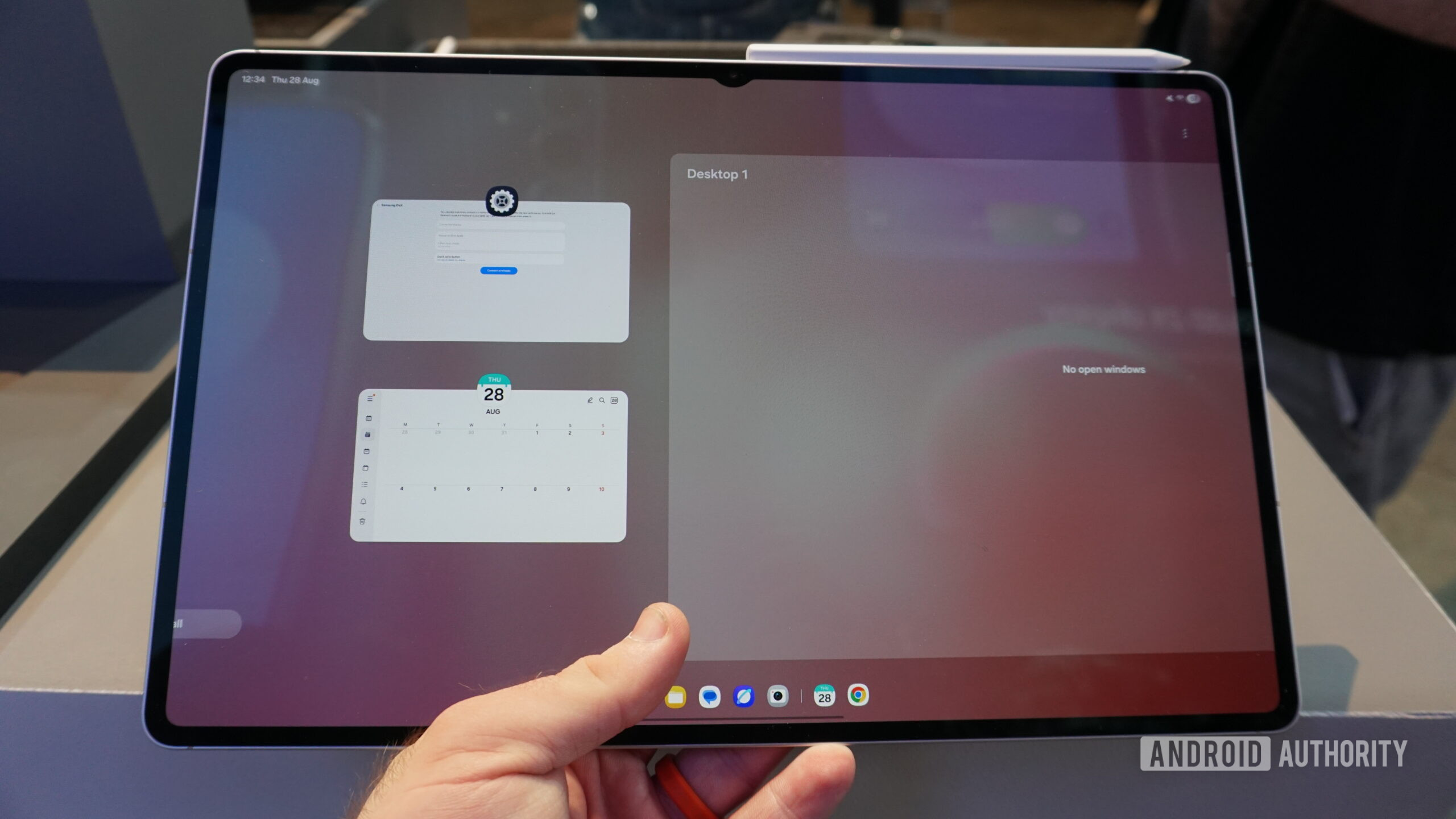 Galaxy Tab S11 na frente da mão Galaxy Tab S11 na frente da mão