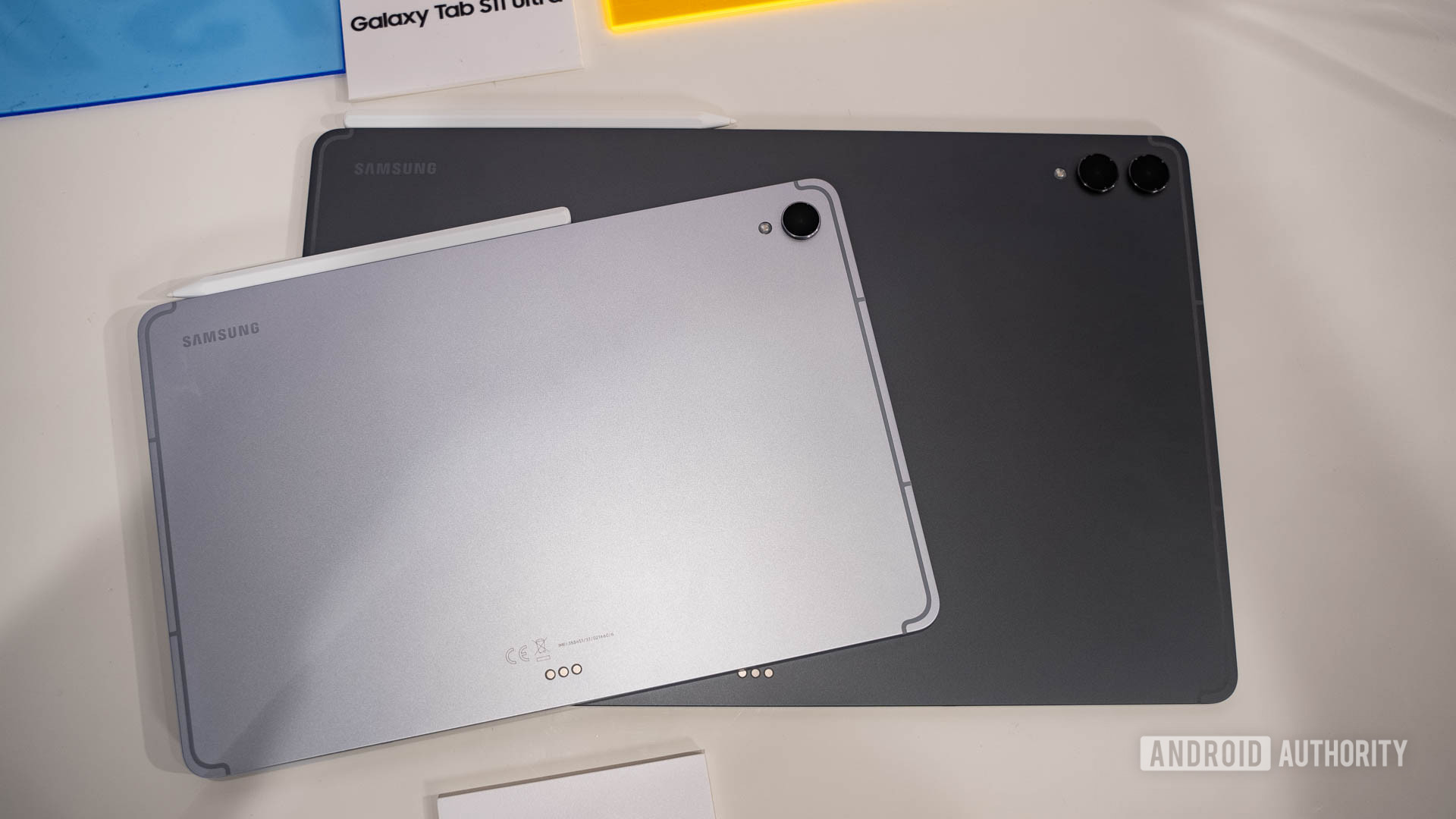 Samsung Galaxy Tab S11 empilhado no topo do Tab S11 Ultra Samsung Galaxy Tab S11 empilhado no topo do Tab S11 Ultra