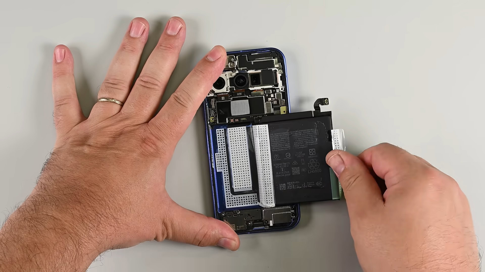 Pixel 10 ifixit Remoção da bateria com teto com plástico aba de puxar (4)