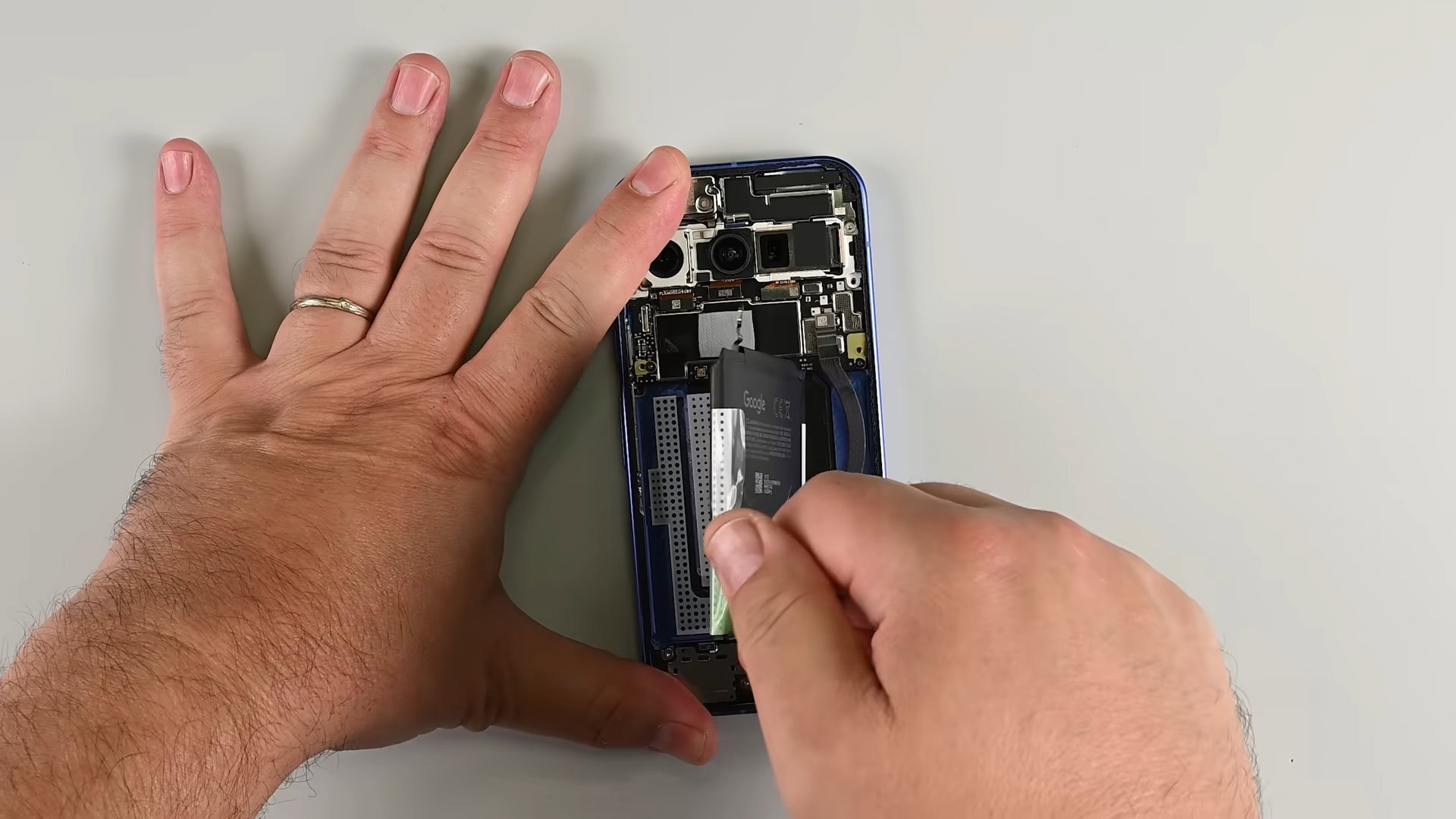 Pixel 10 ifixit Remoção da bateria com teto com plástico aba de puxar (3)