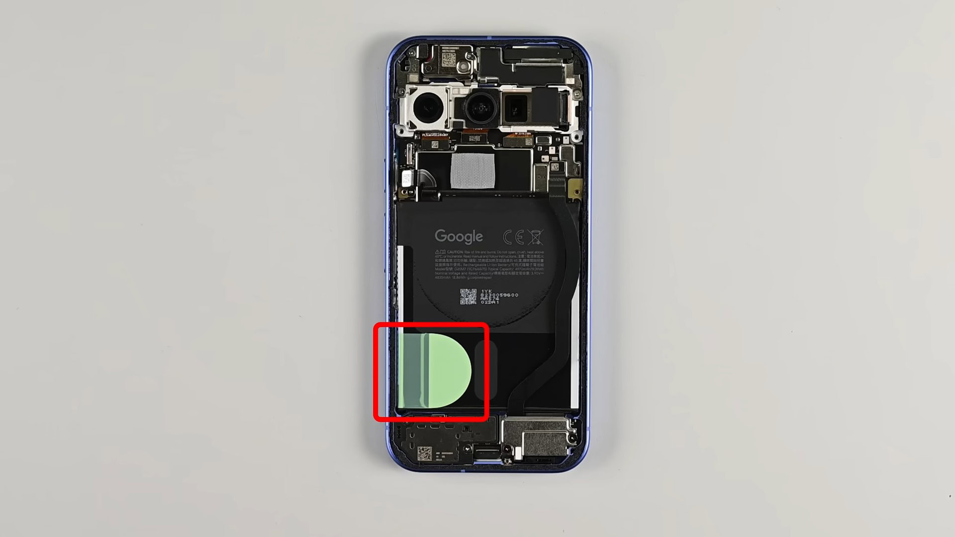 Pixel 10 ifixit Remoção da bateria com ruptura com plástico aba de puxar (2)