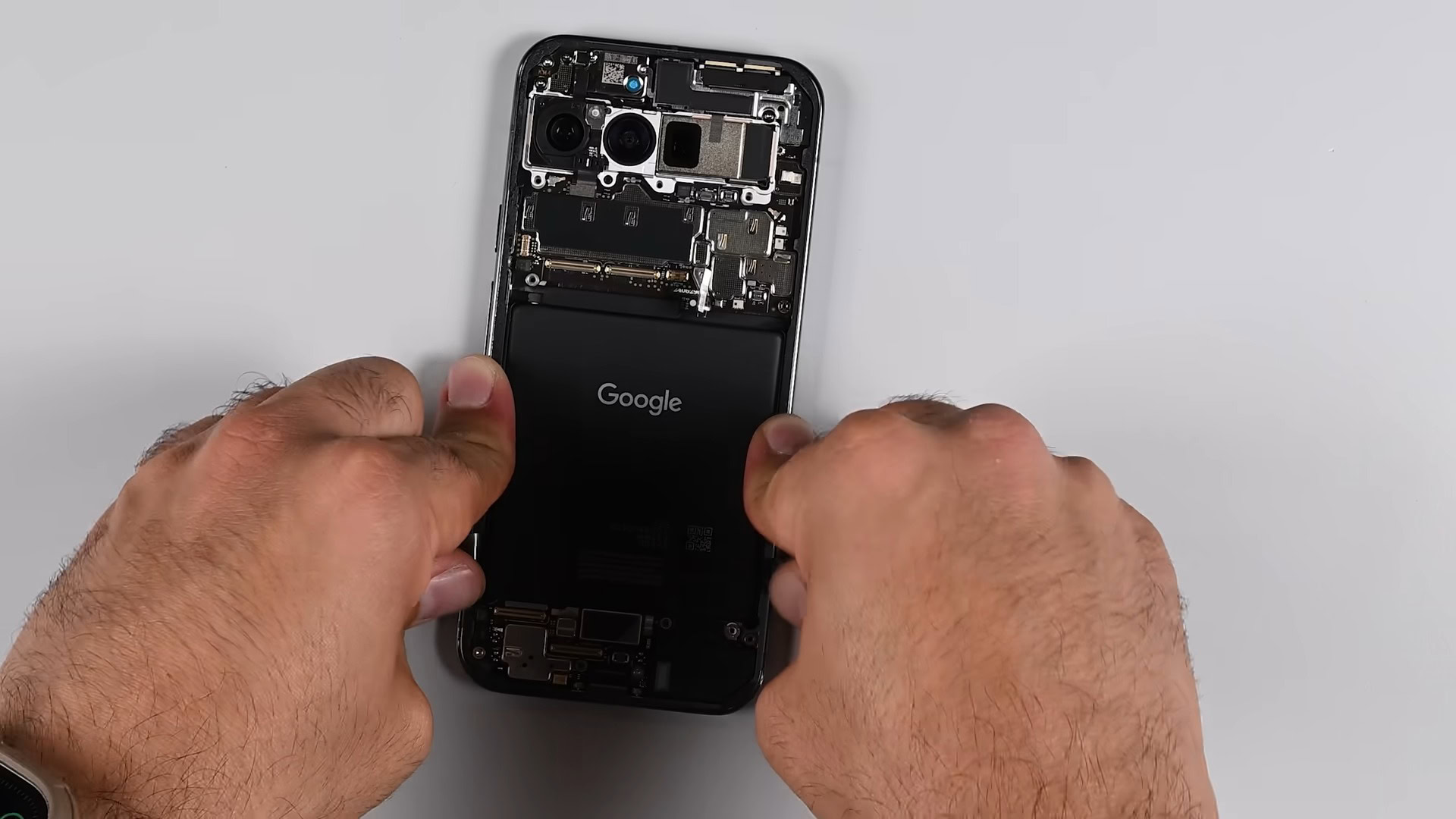 Pixel 9 Pro XL ifixit Remoção da bateria de desmontagem (4)