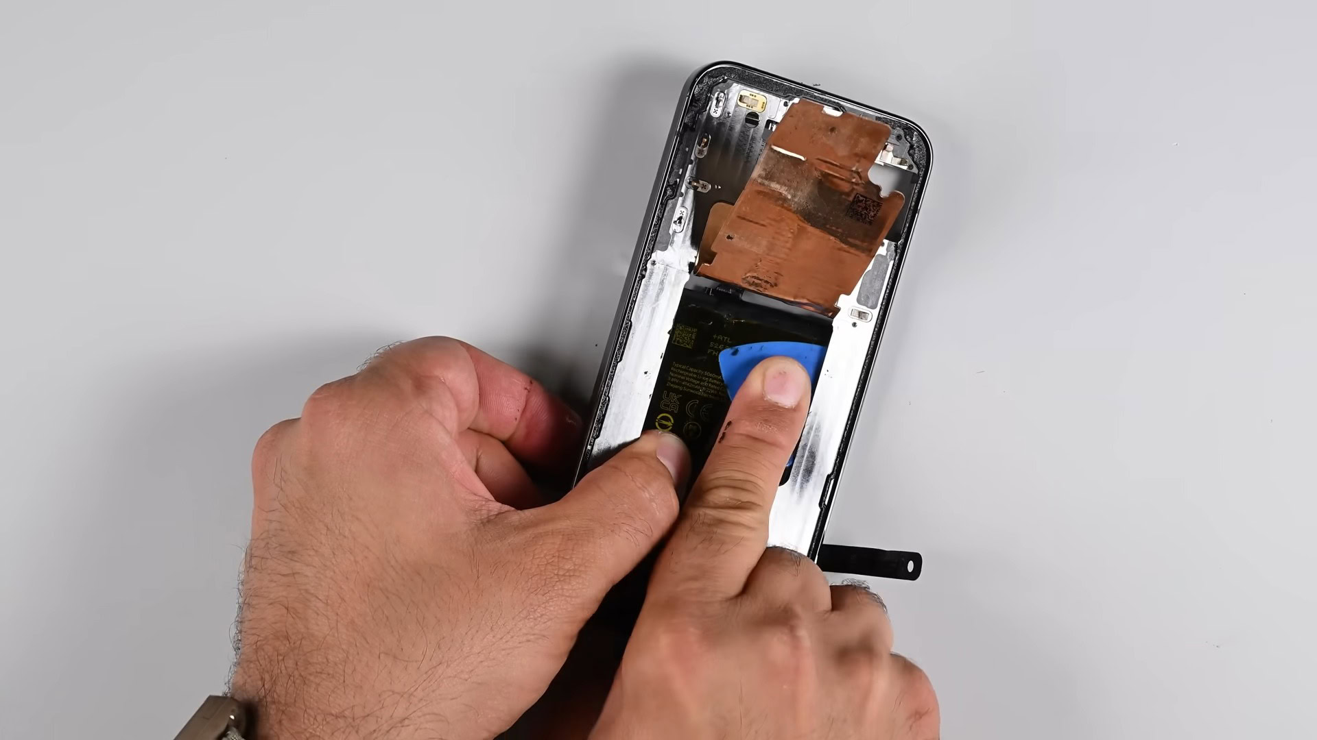 Pixel 9 Pro XL ifixit Remoção da bateria de desmontagem (7)
