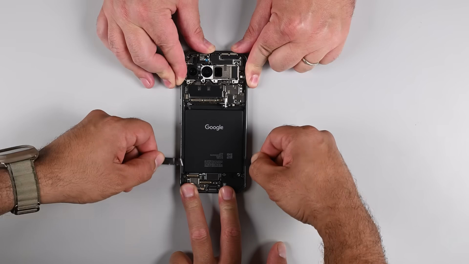 Pixel 9 Pro XL ifixit Remoção da bateria de desmontagem (1)