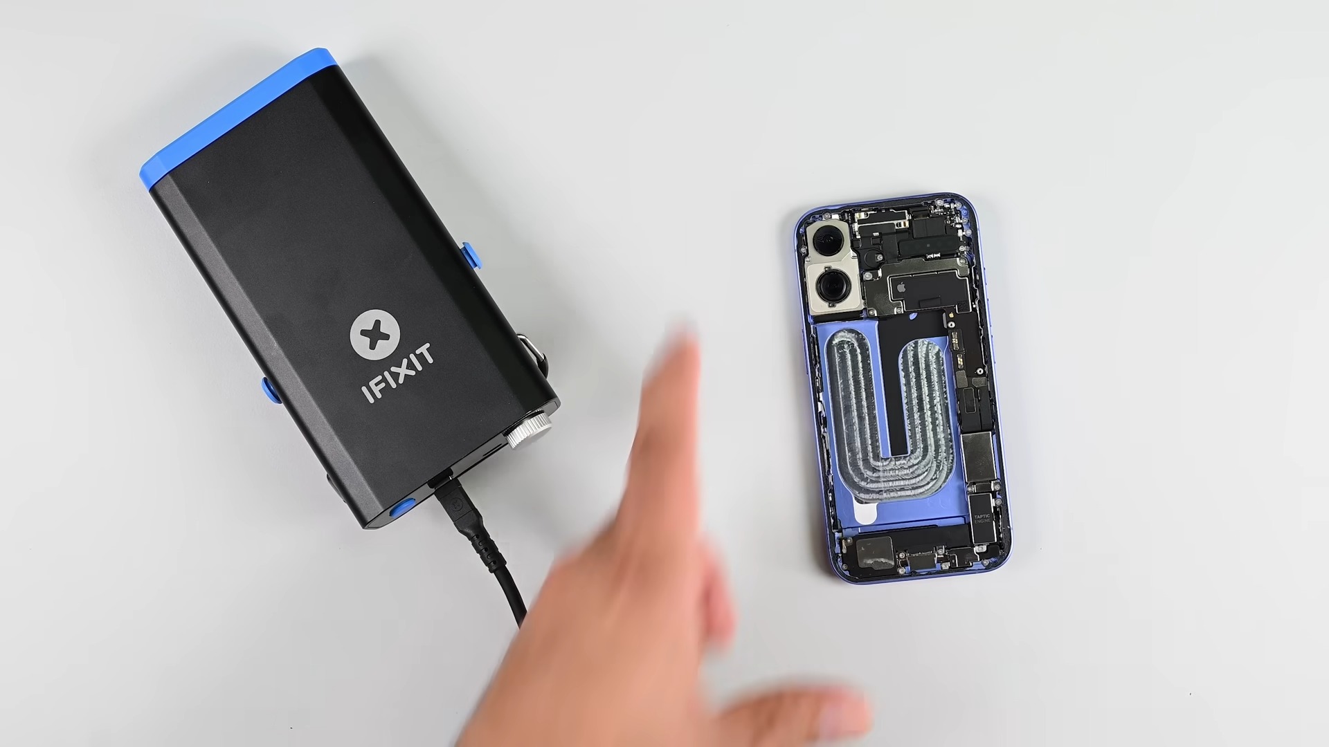 Apple iPhone 16 ifixit Remoção da bateria de teto (1)