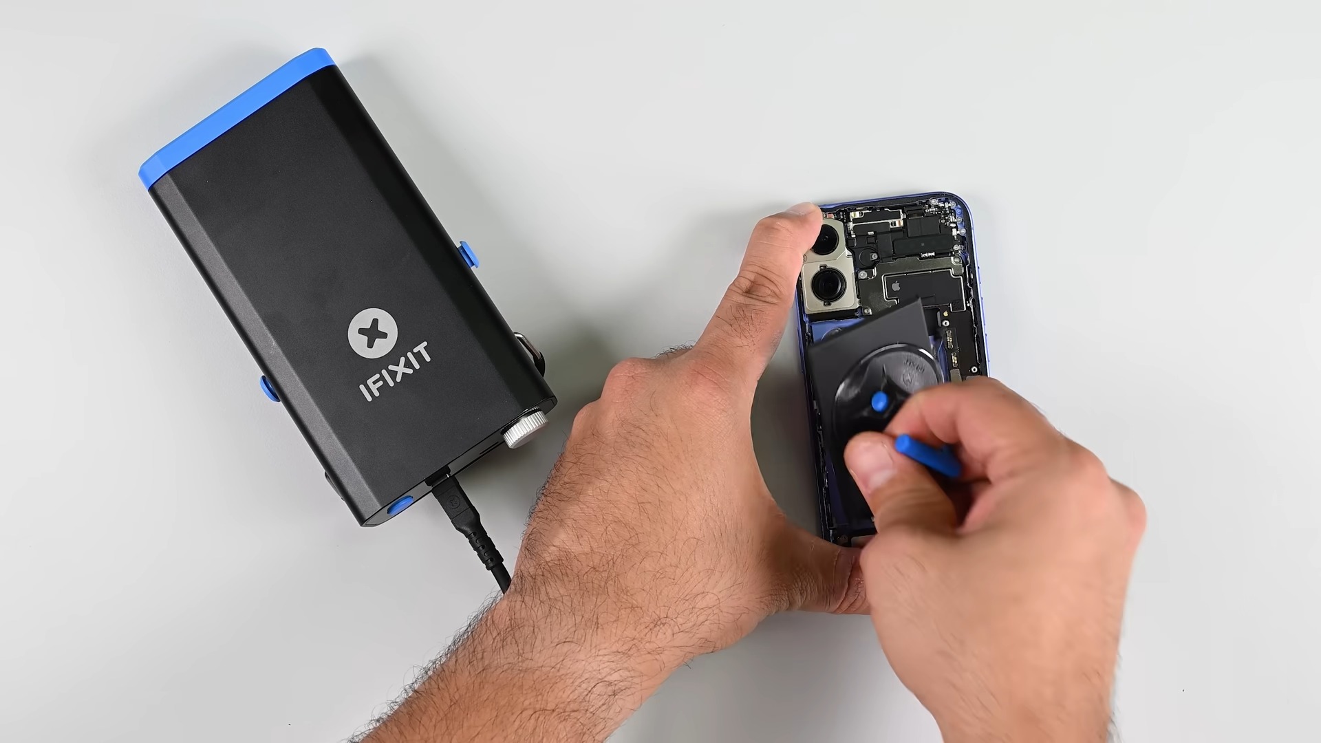 Apple iPhone 16 ifixit Remoção da bateria de teto (3)
