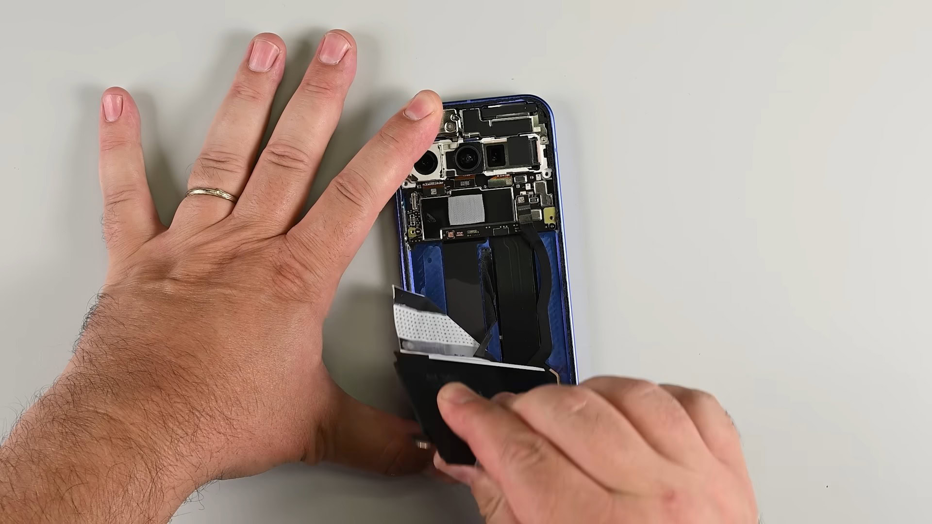 Pixel 10 ifixit Remoção da bateria com teto com plástico aba de puxar (1)