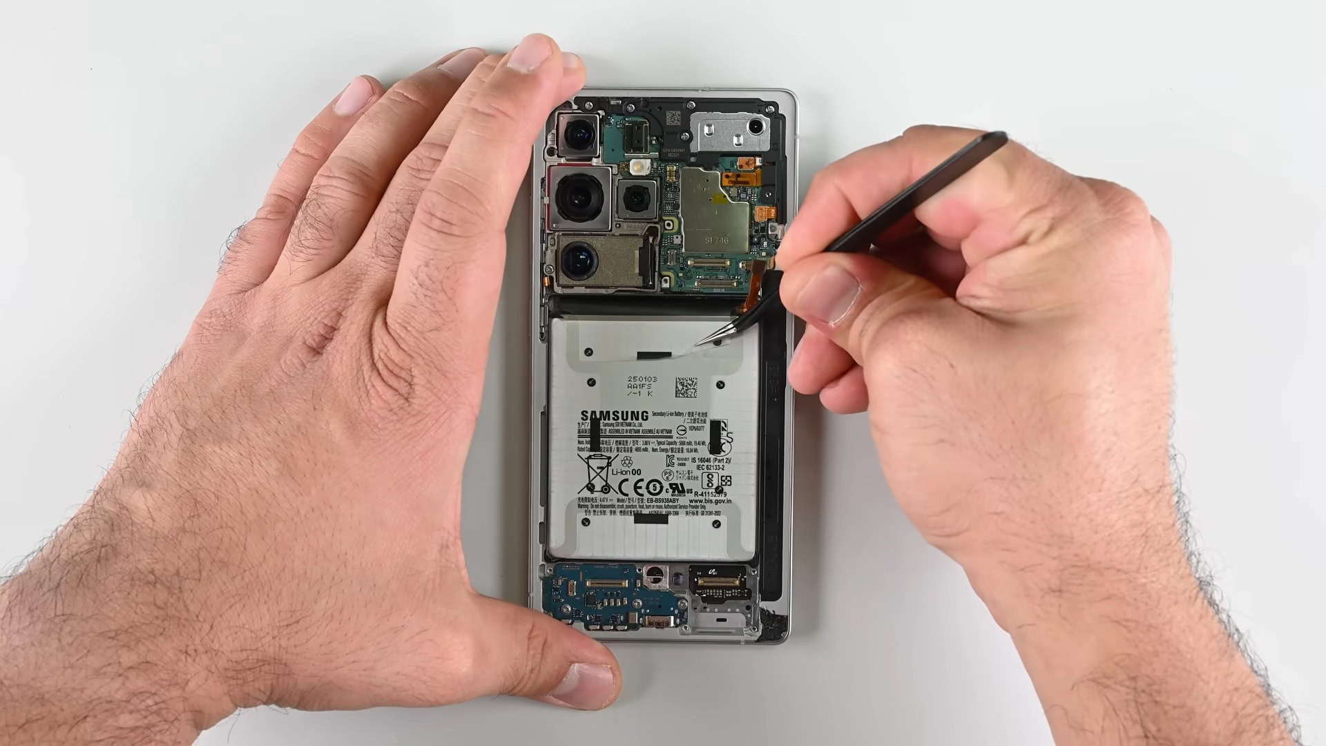 Samsung Galaxy S25 Ultra Ifixit Remoção da bateria (2)
