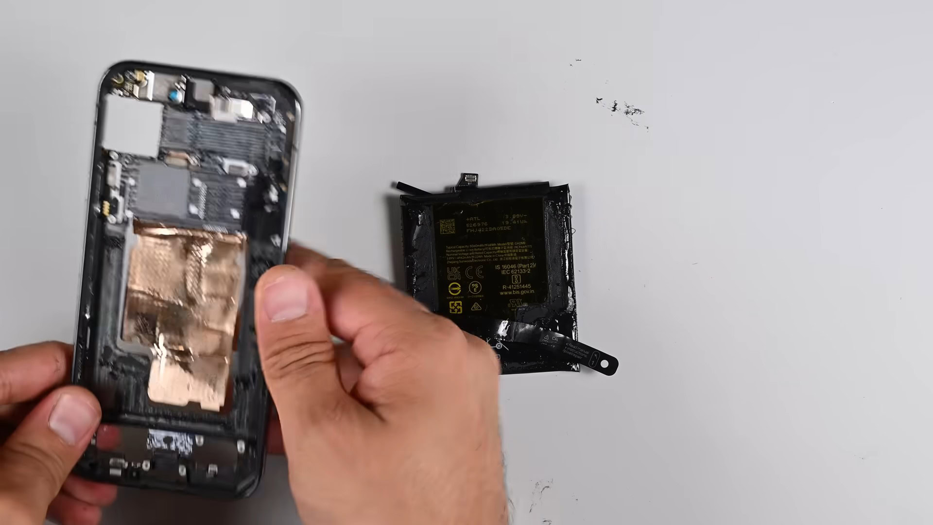 Pixel 9 Pro XL ifixit Remoção da bateria de desmontagem (5)