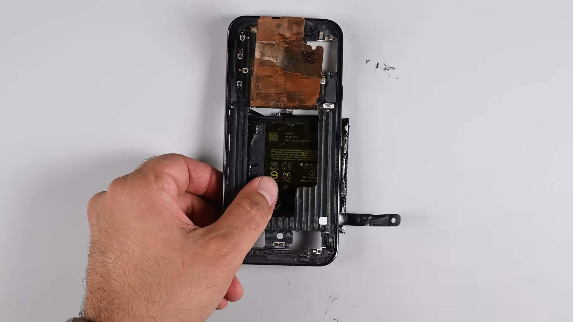 Pixel 9 Pro XL ifixit Remoção da bateria de desmontagem (6)