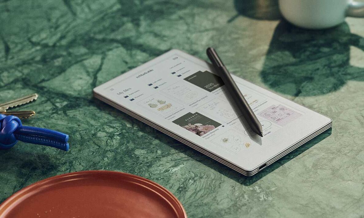 Notável papel de papel em uma mesa Notável papel de papel em uma mesa