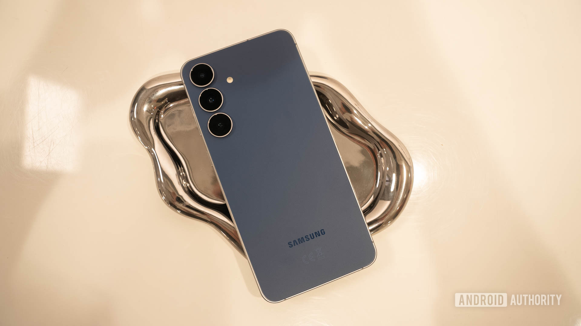 Samsung Galaxy S25 FE em Navy em bandeja prateada