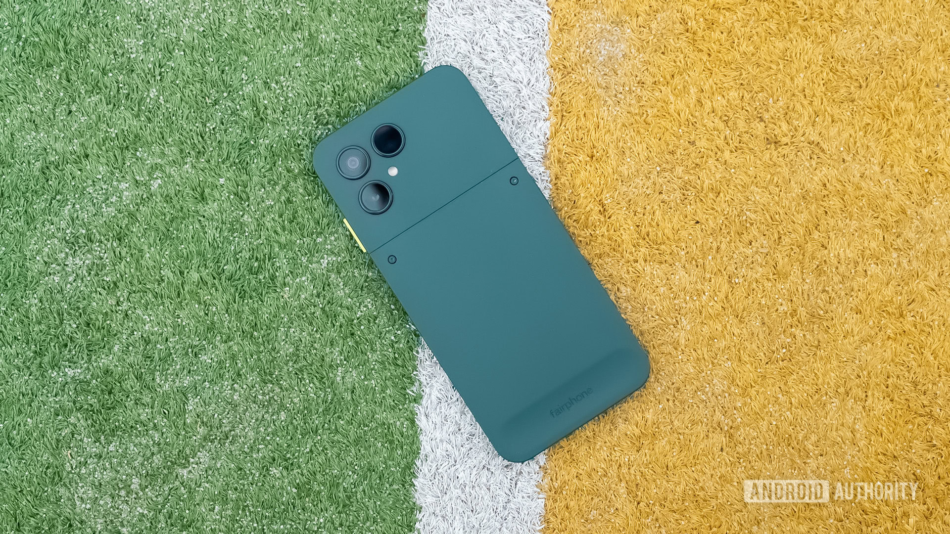 Fairphone Gen 6 deitando Fairphone Gen 6 deitando